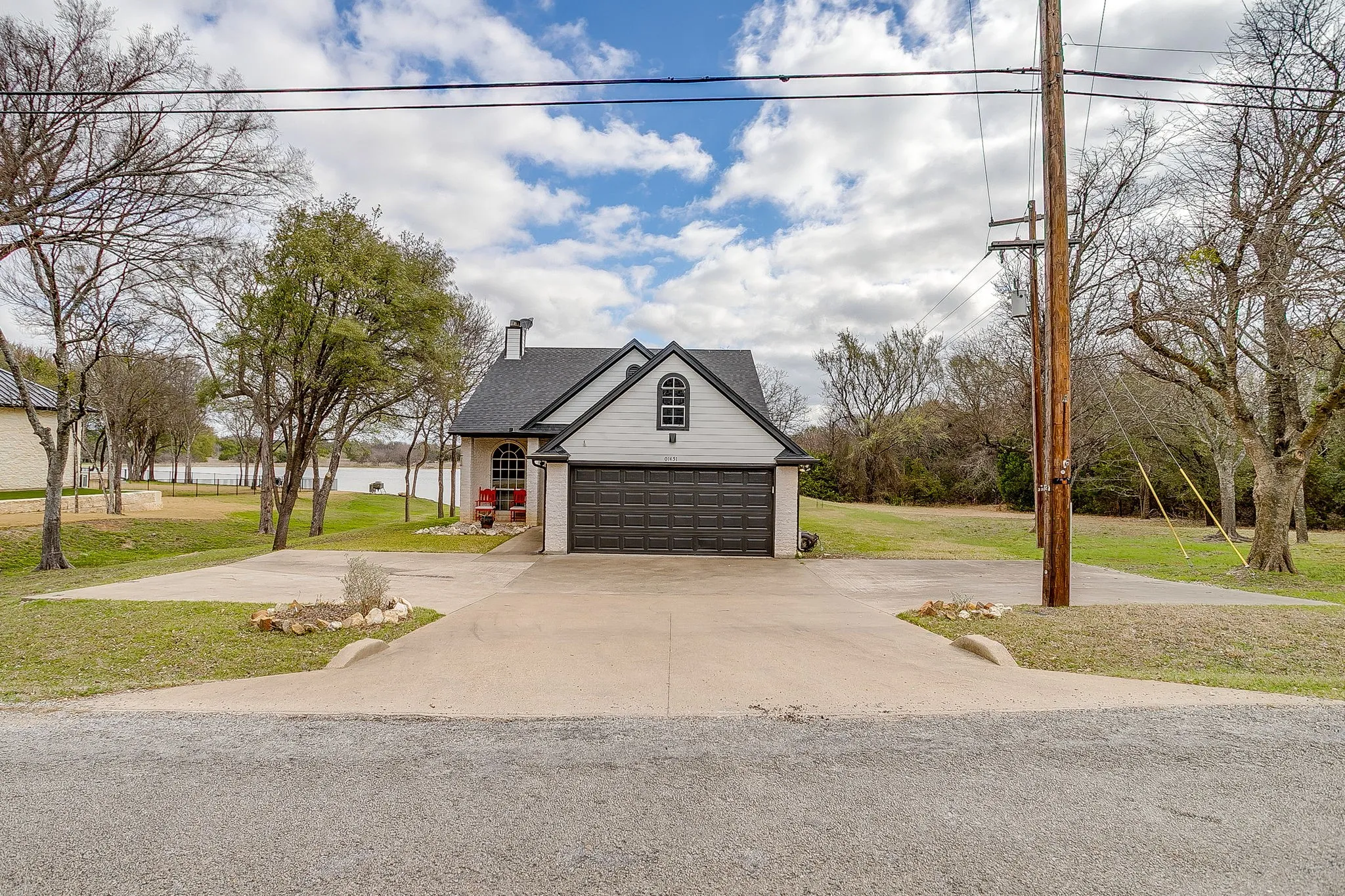 Single Family Residence For Sale in Hill County , 1451 Lakeside Trail, Whitney, Texas 76692, 3 Bedroom, 2 Bathroom, 2 Garage spaces, 1,994 Sqft, built in 2000, mls#21160911, Real Estate Agent in Whitney, Homes For Sale in Hill county, Homes For Sale in Whitney, Realtor in Whitney Texas, Real Estate Brokerage Independent Realty Texas, Luminita Cordes Realtor