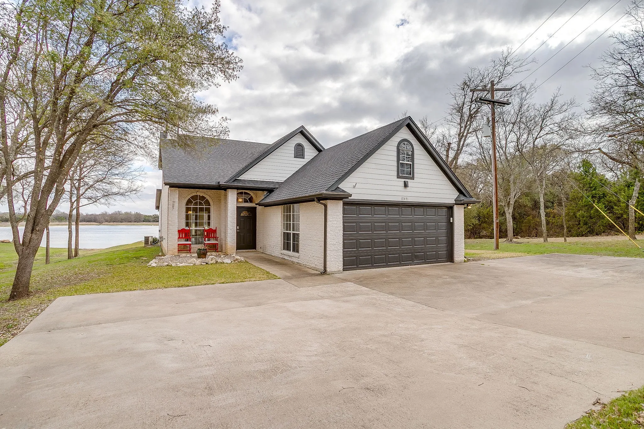 Single Family Residence For Sale in Hill County , 1451 Lakeside Trail, Whitney, Texas 76692, 3 Bedroom, 2 Bathroom, 2 Garage spaces, 1,994 Sqft, built in 2000, mls#21160911, Real Estate Agent in Whitney, Homes For Sale in Hill county, Homes For Sale in Whitney, Realtor in Whitney Texas, Real Estate Brokerage Independent Realty Texas, Luminita Cordes Realtor