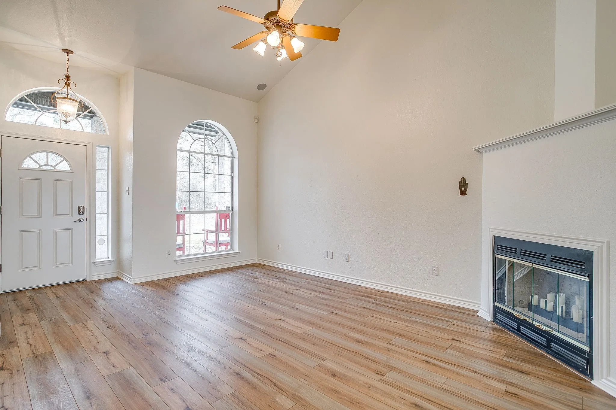 Single Family Residence For Sale in Hill County , 1451 Lakeside Trail, Whitney, Texas 76692, 3 Bedroom, 2 Bathroom, 2 Garage spaces, 1,994 Sqft, built in 2000, mls#21160911, Real Estate Agent in Whitney, Homes For Sale in Hill county, Homes For Sale in Whitney, Realtor in Whitney Texas, Real Estate Brokerage Independent Realty Texas, Luminita Cordes Realtor
