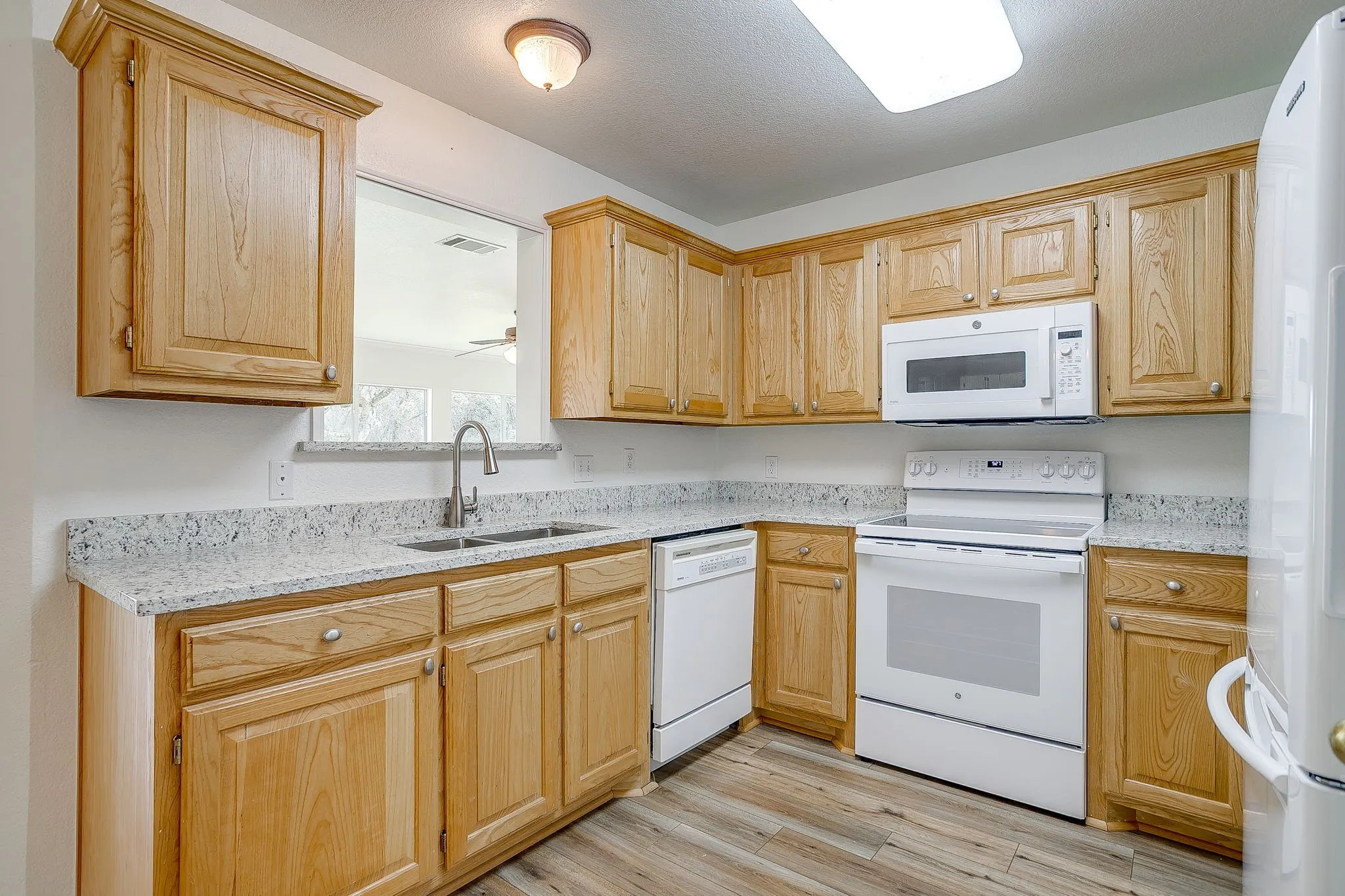 Single Family Residence For Sale in Hill County , 1451 Lakeside Trail, Whitney, Texas 76692, 3 Bedroom, 2 Bathroom, 2 Garage spaces, 1,994 Sqft, built in 2000, mls#21160911, Real Estate Agent in Whitney, Homes For Sale in Hill county, Homes For Sale in Whitney, Realtor in Whitney Texas, Real Estate Brokerage Independent Realty Texas, Luminita Cordes Realtor