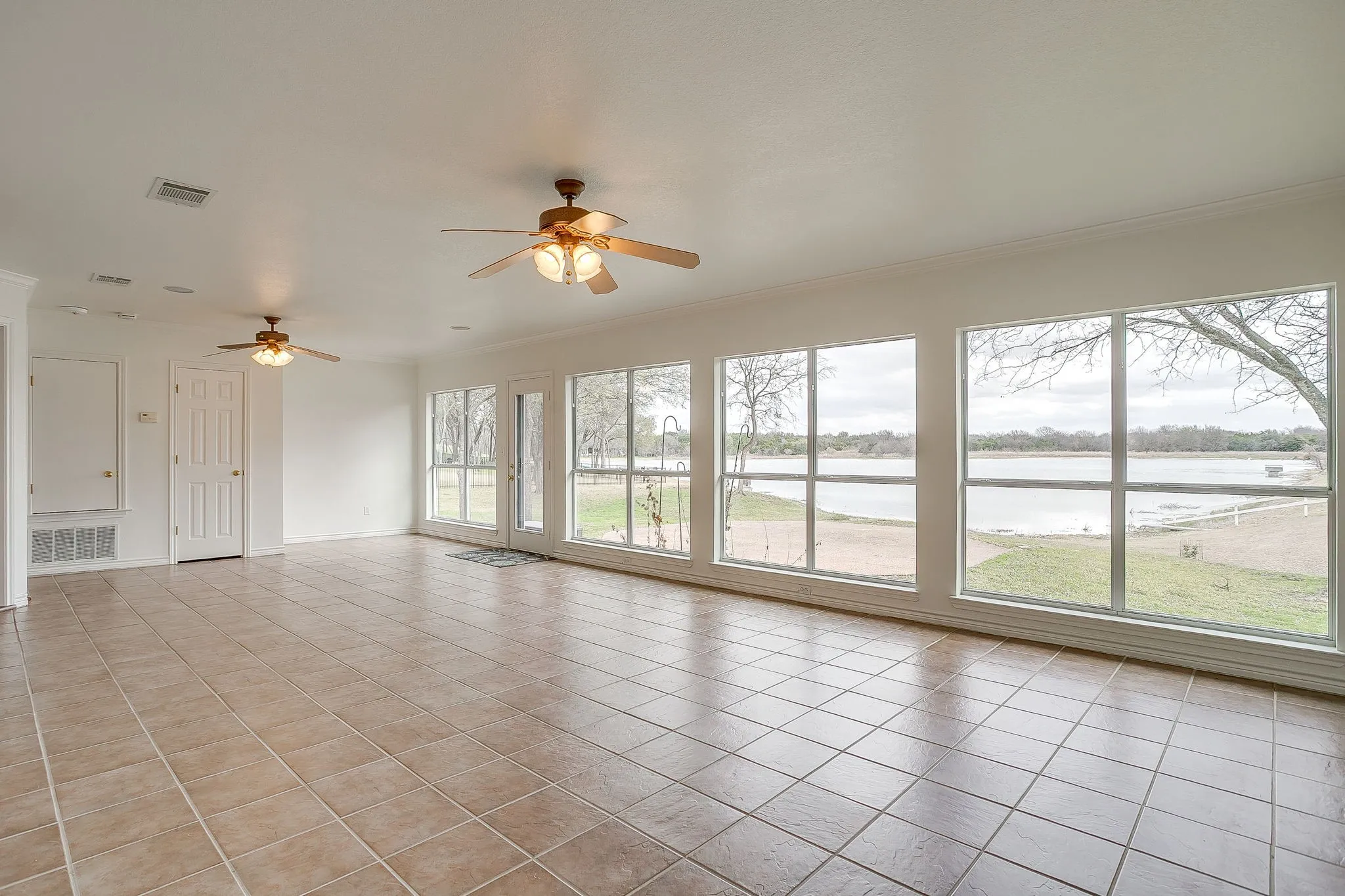 Single Family Residence For Sale in Hill County , 1451 Lakeside Trail, Whitney, Texas 76692, 3 Bedroom, 2 Bathroom, 2 Garage spaces, 1,994 Sqft, built in 2000, mls#21160911, Real Estate Agent in Whitney, Homes For Sale in Hill county, Homes For Sale in Whitney, Realtor in Whitney Texas, Real Estate Brokerage Independent Realty Texas, Luminita Cordes Realtor