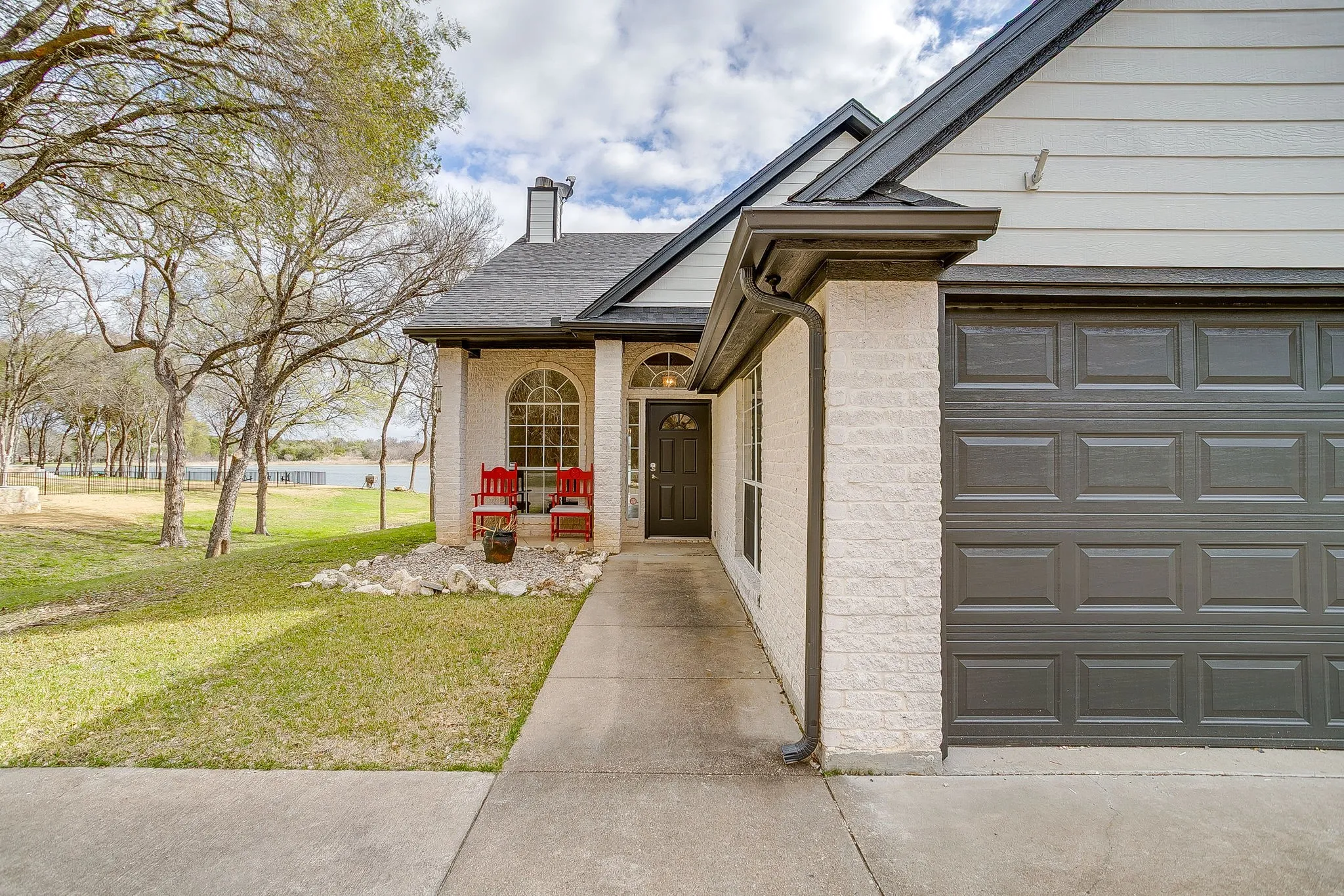 Single Family Residence For Sale in Hill County , 1451 Lakeside Trail, Whitney, Texas 76692, 3 Bedroom, 2 Bathroom, 2 Garage spaces, 1,994 Sqft, built in 2000, mls#21160911, Real Estate Agent in Whitney, Homes For Sale in Hill county, Homes For Sale in Whitney, Realtor in Whitney Texas, Real Estate Brokerage Independent Realty Texas, Luminita Cordes Realtor