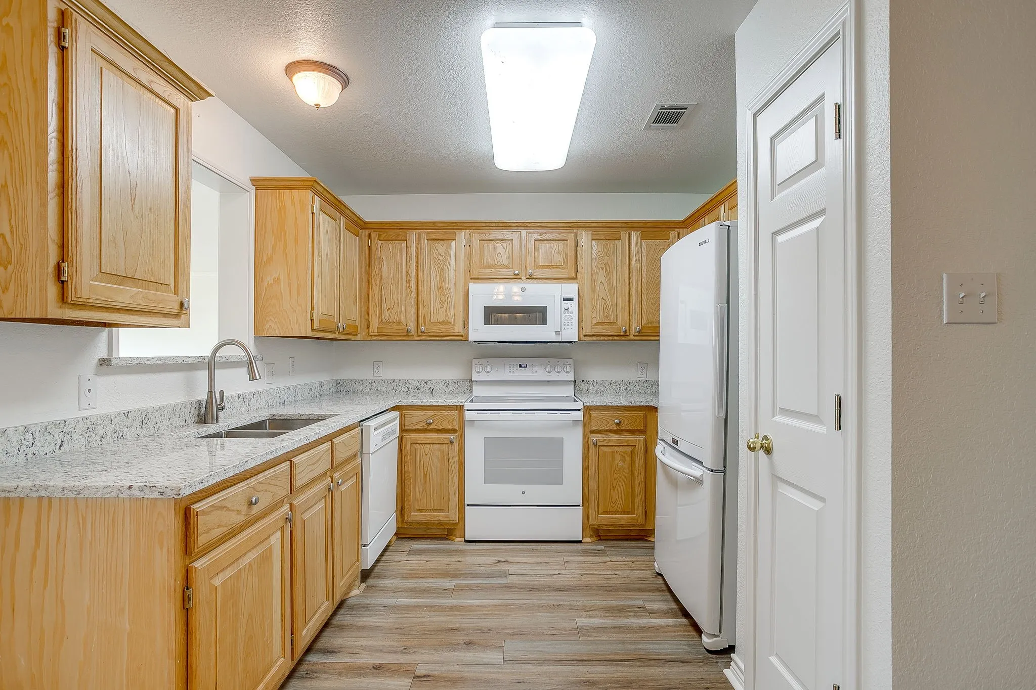 Single Family Residence For Sale in Hill County , 1451 Lakeside Trail, Whitney, Texas 76692, 3 Bedroom, 2 Bathroom, 2 Garage spaces, 1,994 Sqft, built in 2000, mls#21160911, Real Estate Agent in Whitney, Homes For Sale in Hill county, Homes For Sale in Whitney, Realtor in Whitney Texas, Real Estate Brokerage Independent Realty Texas, Luminita Cordes Realtor