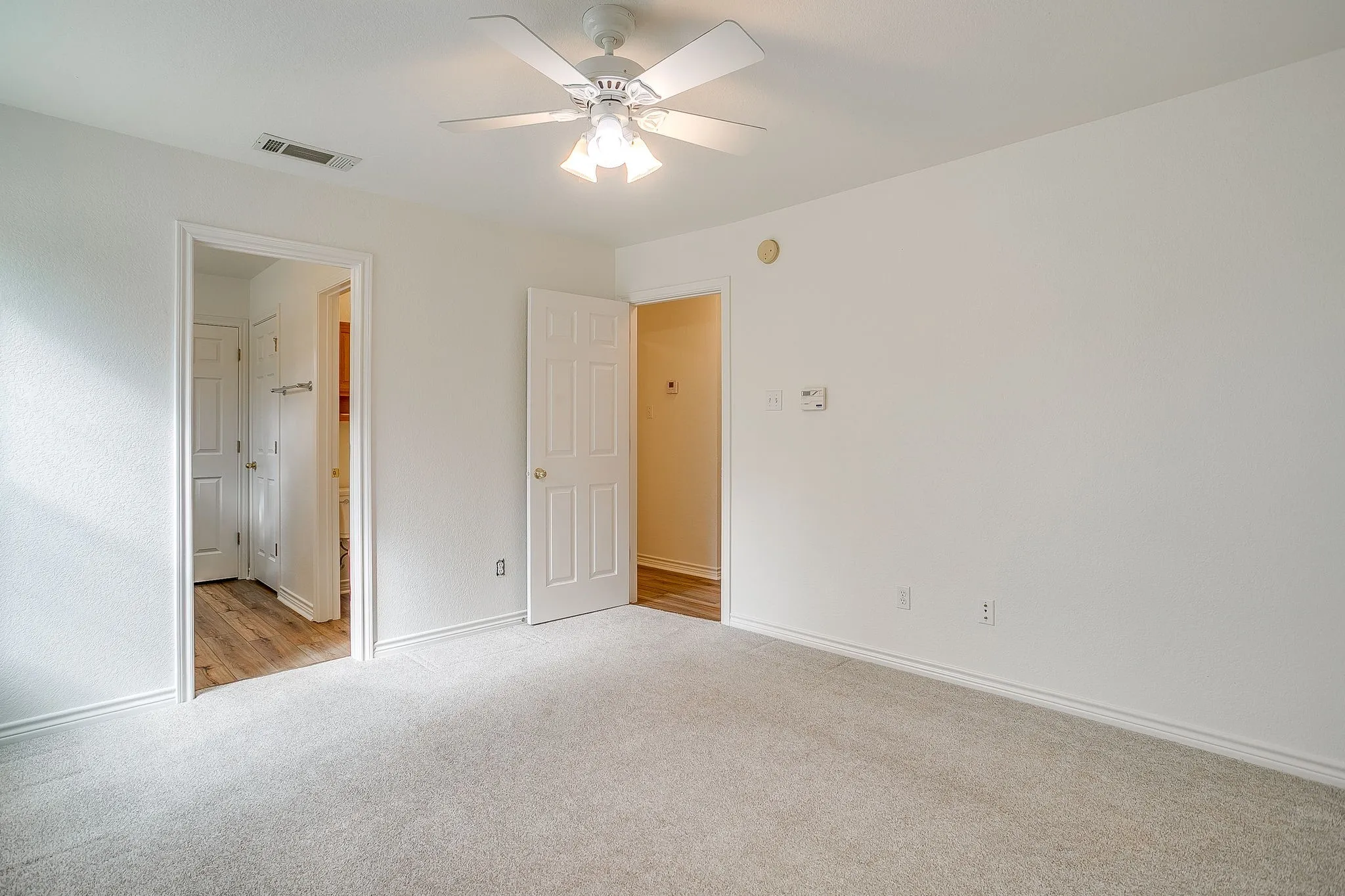 Single Family Residence For Sale in Hill County , 1451 Lakeside Trail, Whitney, Texas 76692, 3 Bedroom, 2 Bathroom, 2 Garage spaces, 1,994 Sqft, built in 2000, mls#21160911, Real Estate Agent in Whitney, Homes For Sale in Hill county, Homes For Sale in Whitney, Realtor in Whitney Texas, Real Estate Brokerage Independent Realty Texas, Luminita Cordes Realtor