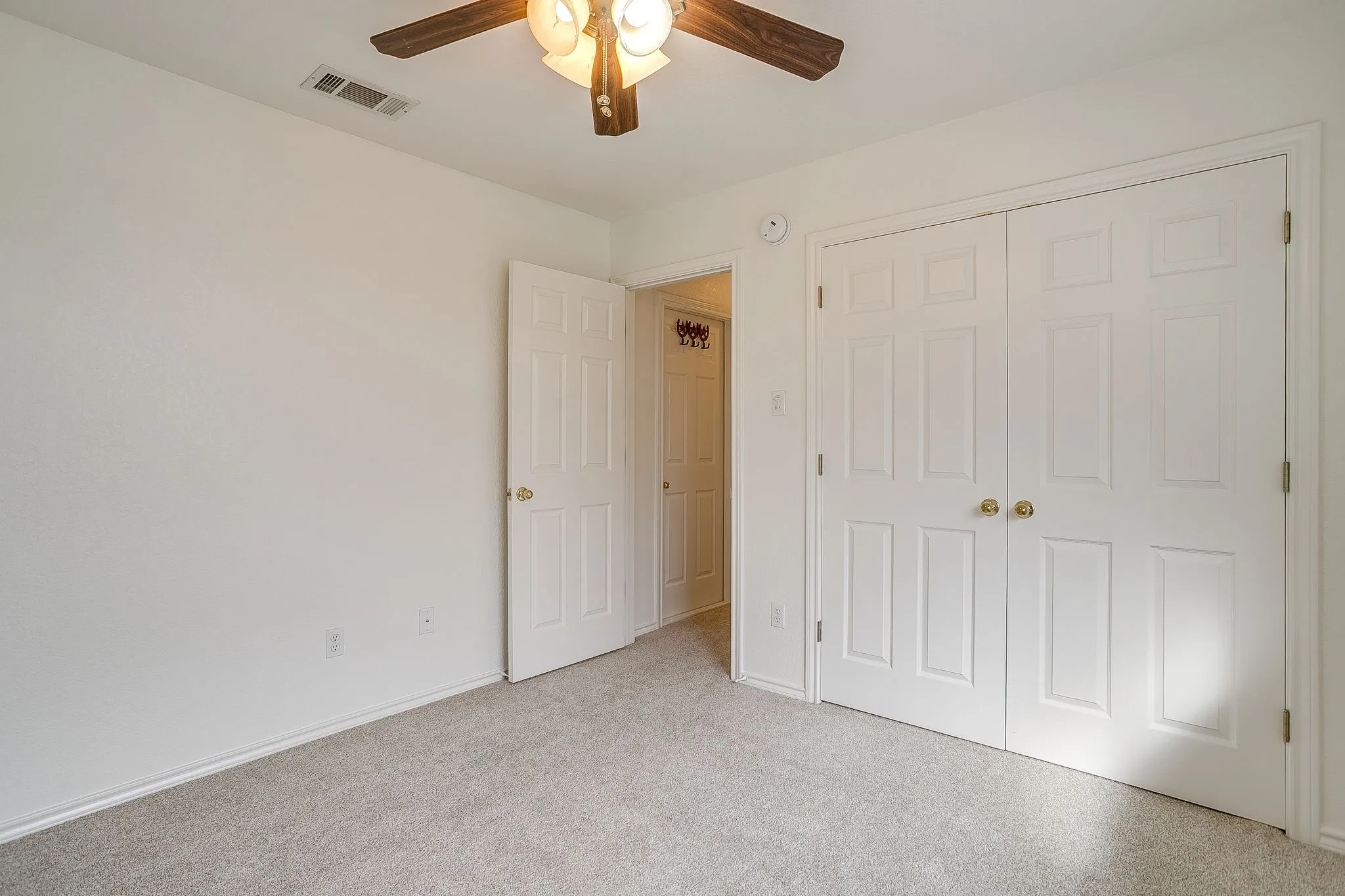 Single Family Residence For Sale in Hill County , 1451 Lakeside Trail, Whitney, Texas 76692, 3 Bedroom, 2 Bathroom, 2 Garage spaces, 1,994 Sqft, built in 2000, mls#21160911, Real Estate Agent in Whitney, Homes For Sale in Hill county, Homes For Sale in Whitney, Realtor in Whitney Texas, Real Estate Brokerage Independent Realty Texas, Luminita Cordes Realtor