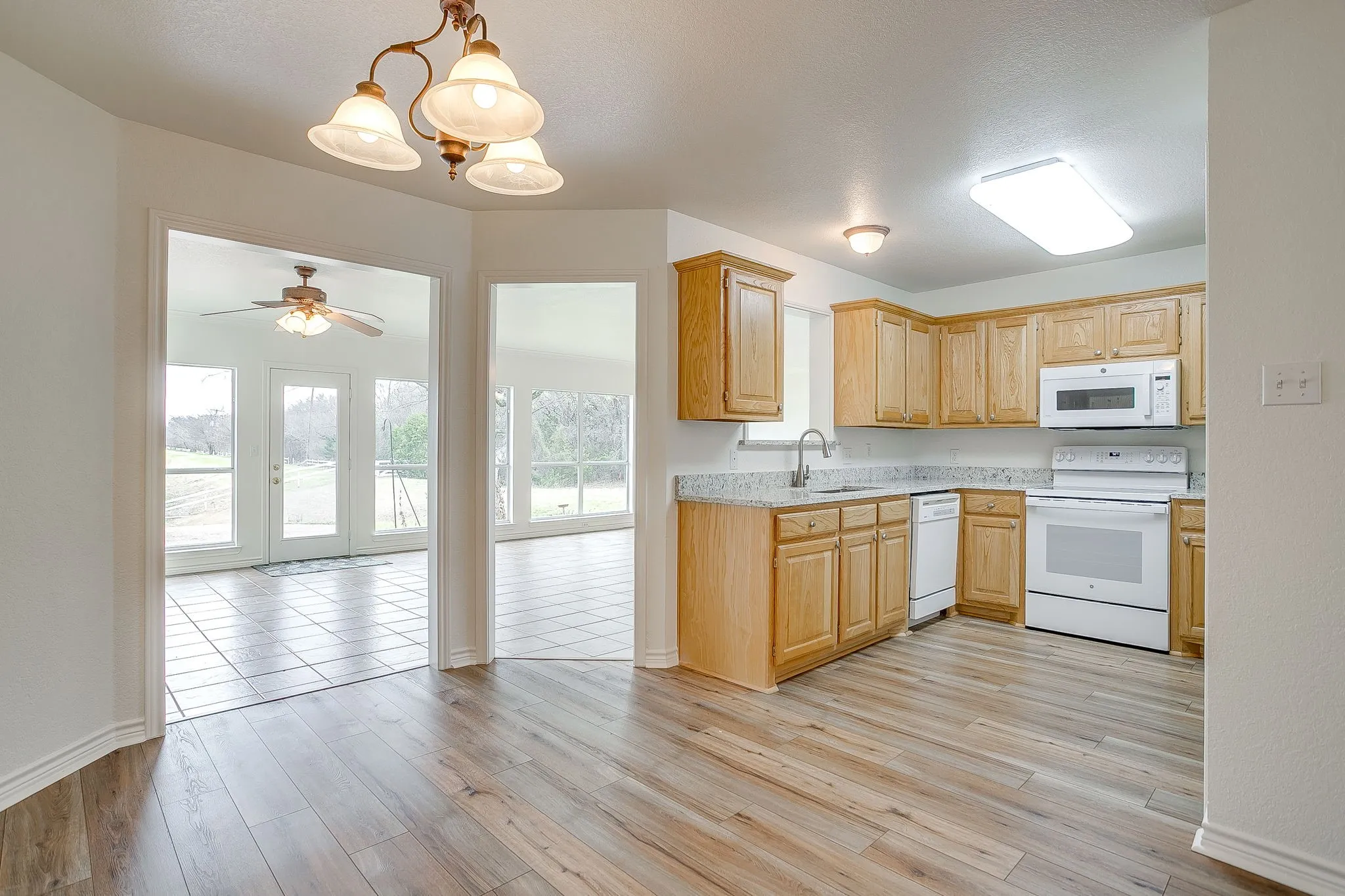 Single Family Residence For Sale in Hill County , 1451 Lakeside Trail, Whitney, Texas 76692, 3 Bedroom, 2 Bathroom, 2 Garage spaces, 1,994 Sqft, built in 2000, mls#21160911, Real Estate Agent in Whitney, Homes For Sale in Hill county, Homes For Sale in Whitney, Realtor in Whitney Texas, Real Estate Brokerage Independent Realty Texas, Luminita Cordes Realtor