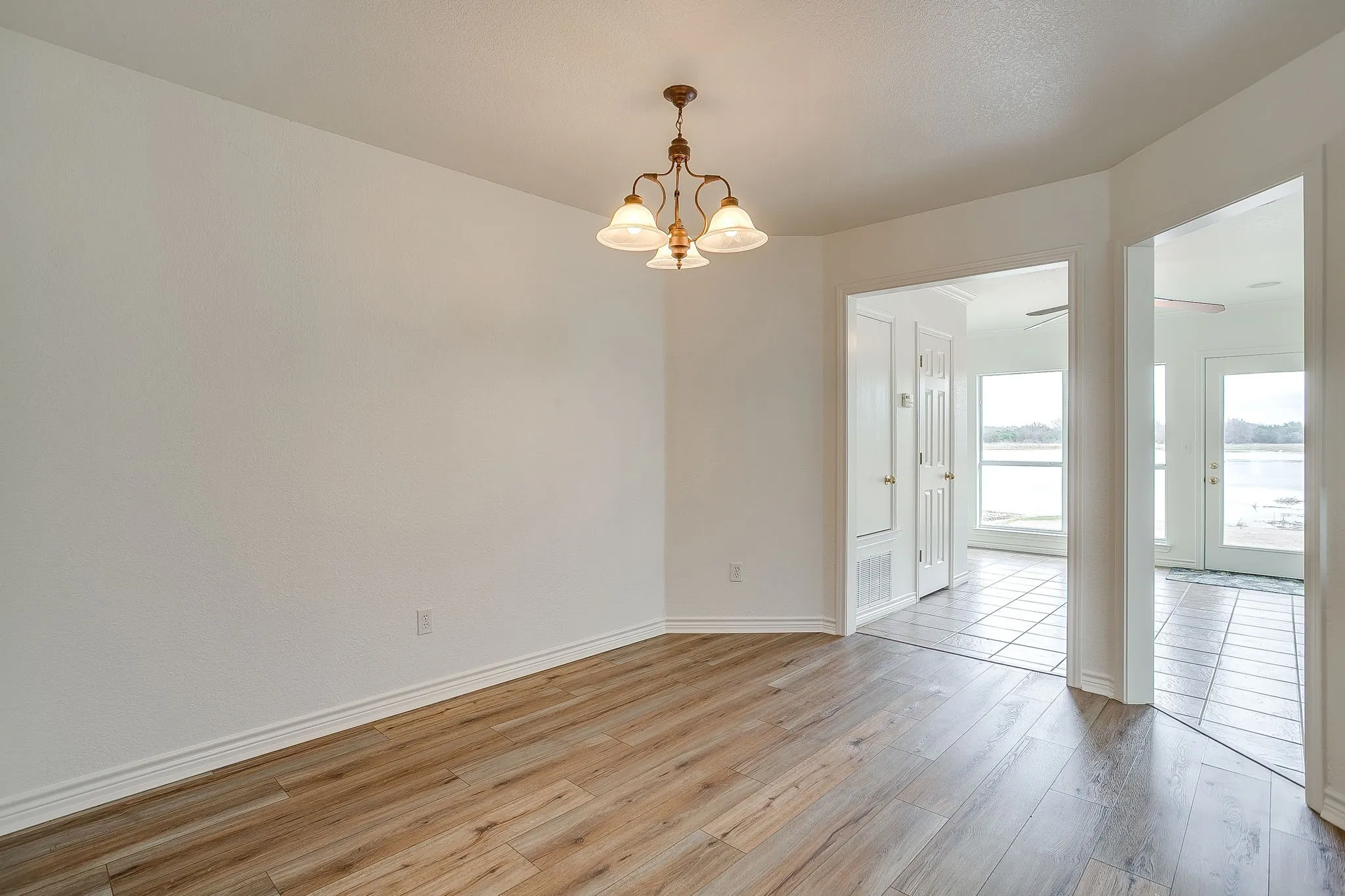 Single Family Residence For Sale in Hill County , 1451 Lakeside Trail, Whitney, Texas 76692, 3 Bedroom, 2 Bathroom, 2 Garage spaces, 1,994 Sqft, built in 2000, mls#21160911, Real Estate Agent in Whitney, Homes For Sale in Hill county, Homes For Sale in Whitney, Realtor in Whitney Texas, Real Estate Brokerage Independent Realty Texas, Luminita Cordes Realtor
