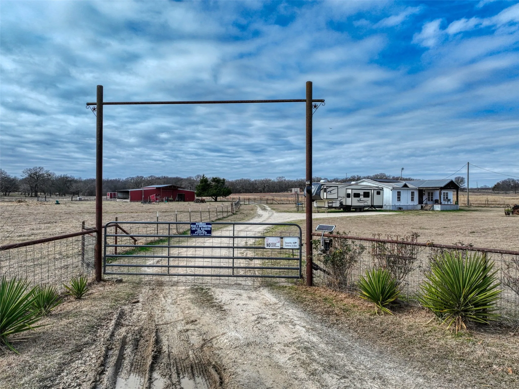 Mobile Home For Sale in Hill County , 408 HCR 1414, Blum, Texas 76627, 3 Bedroom, 2 Bathroom, Garage spaces, 2,136 Sqft, built in 2009, mls#21159620, Real Estate Agent in Blum, Homes For Sale in Hill county, Homes For Sale in Blum, Realtor in Blum Texas, Real Estate Brokerage Independent Realty Texas, Luminita Cordes Realtor
