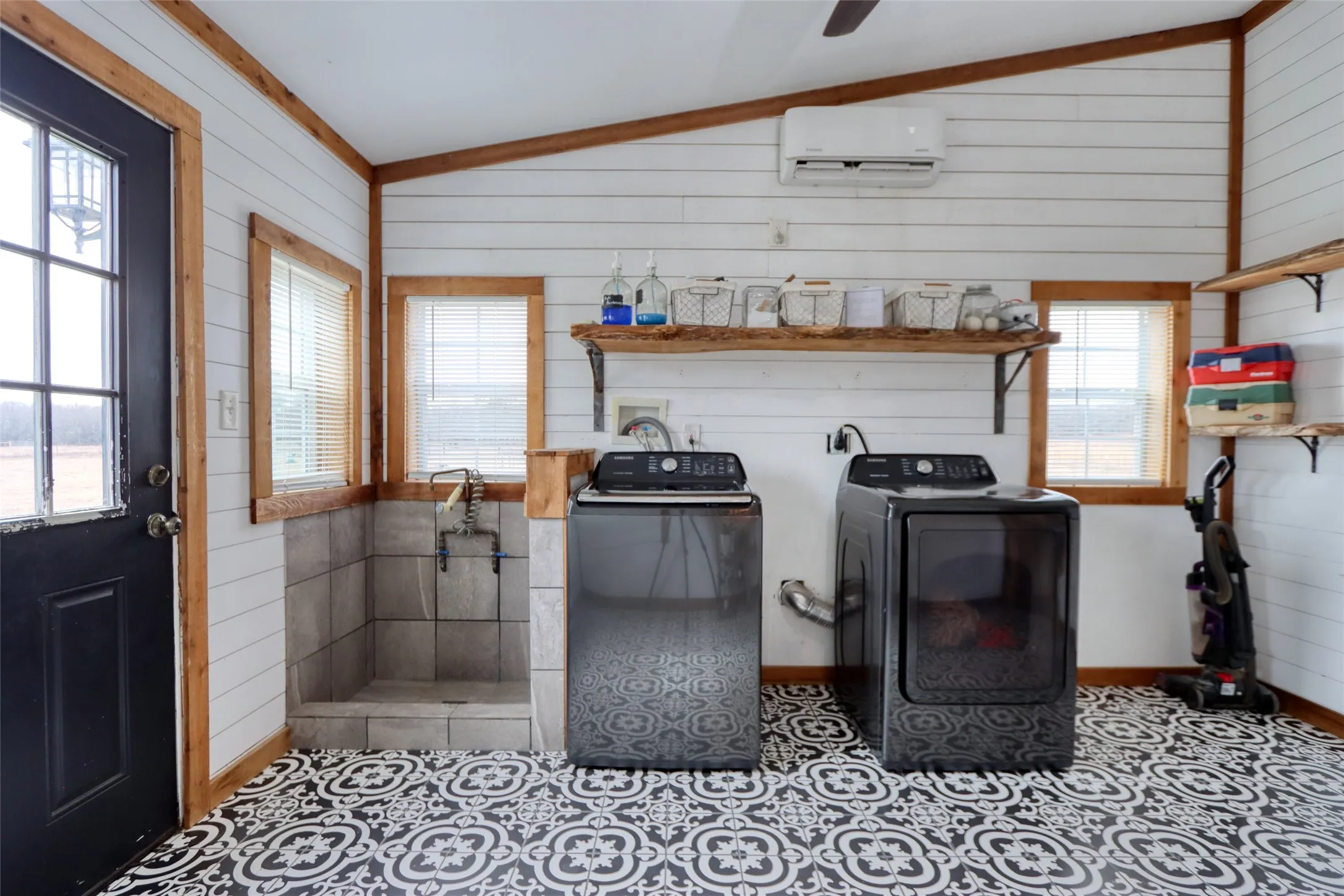 Mobile Home For Sale in Hill County , 408 HCR 1414, Blum, Texas 76627, 3 Bedroom, 2 Bathroom, Garage spaces, 2,136 Sqft, built in 2009, mls#21159620, Real Estate Agent in Blum, Homes For Sale in Hill county, Homes For Sale in Blum, Realtor in Blum Texas, Real Estate Brokerage Independent Realty Texas, Luminita Cordes Realtor