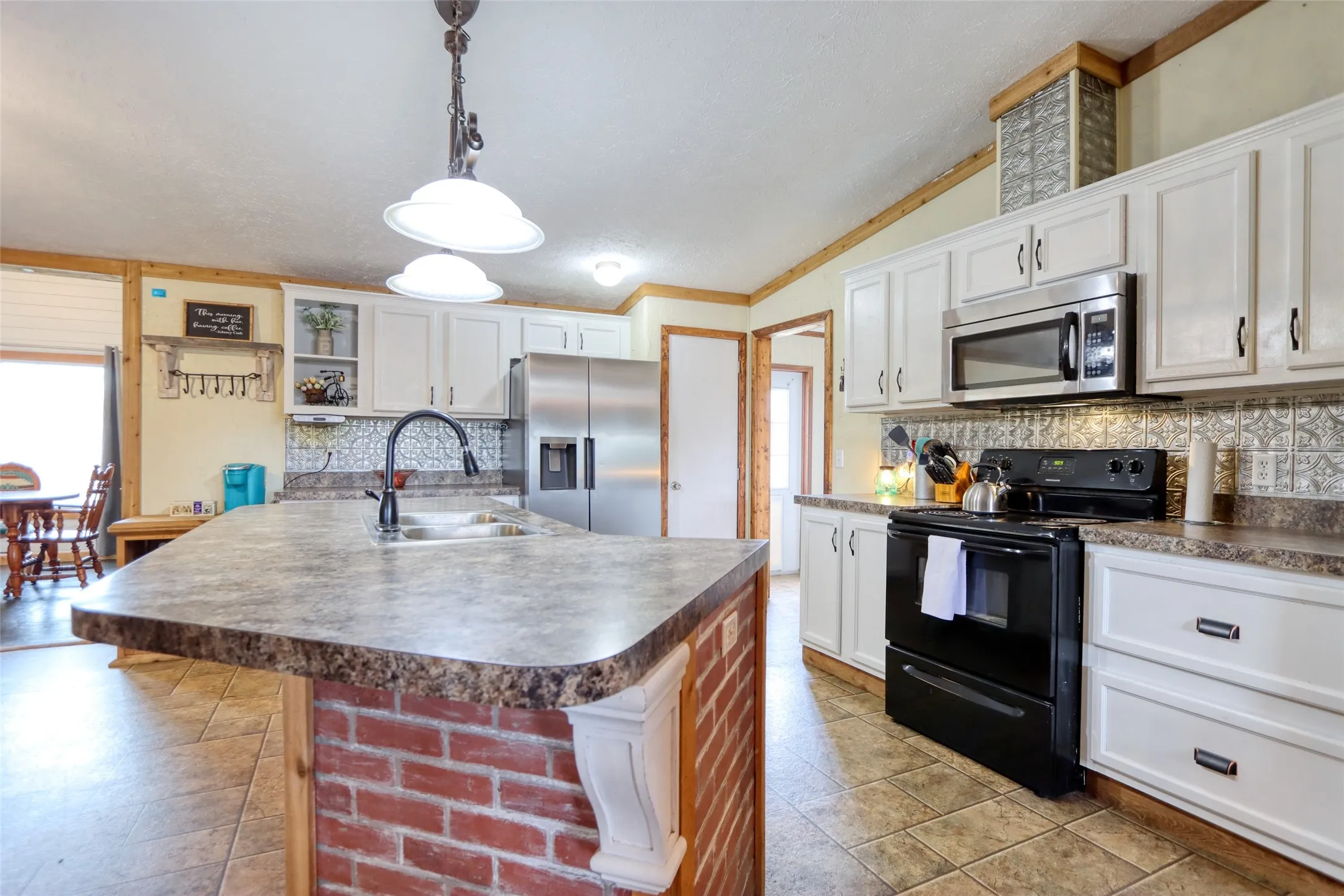 Mobile Home For Sale in Hill County , 408 HCR 1414, Blum, Texas 76627, 3 Bedroom, 2 Bathroom, Garage spaces, 2,136 Sqft, built in 2009, mls#21159620, Real Estate Agent in Blum, Homes For Sale in Hill county, Homes For Sale in Blum, Realtor in Blum Texas, Real Estate Brokerage Independent Realty Texas, Luminita Cordes Realtor