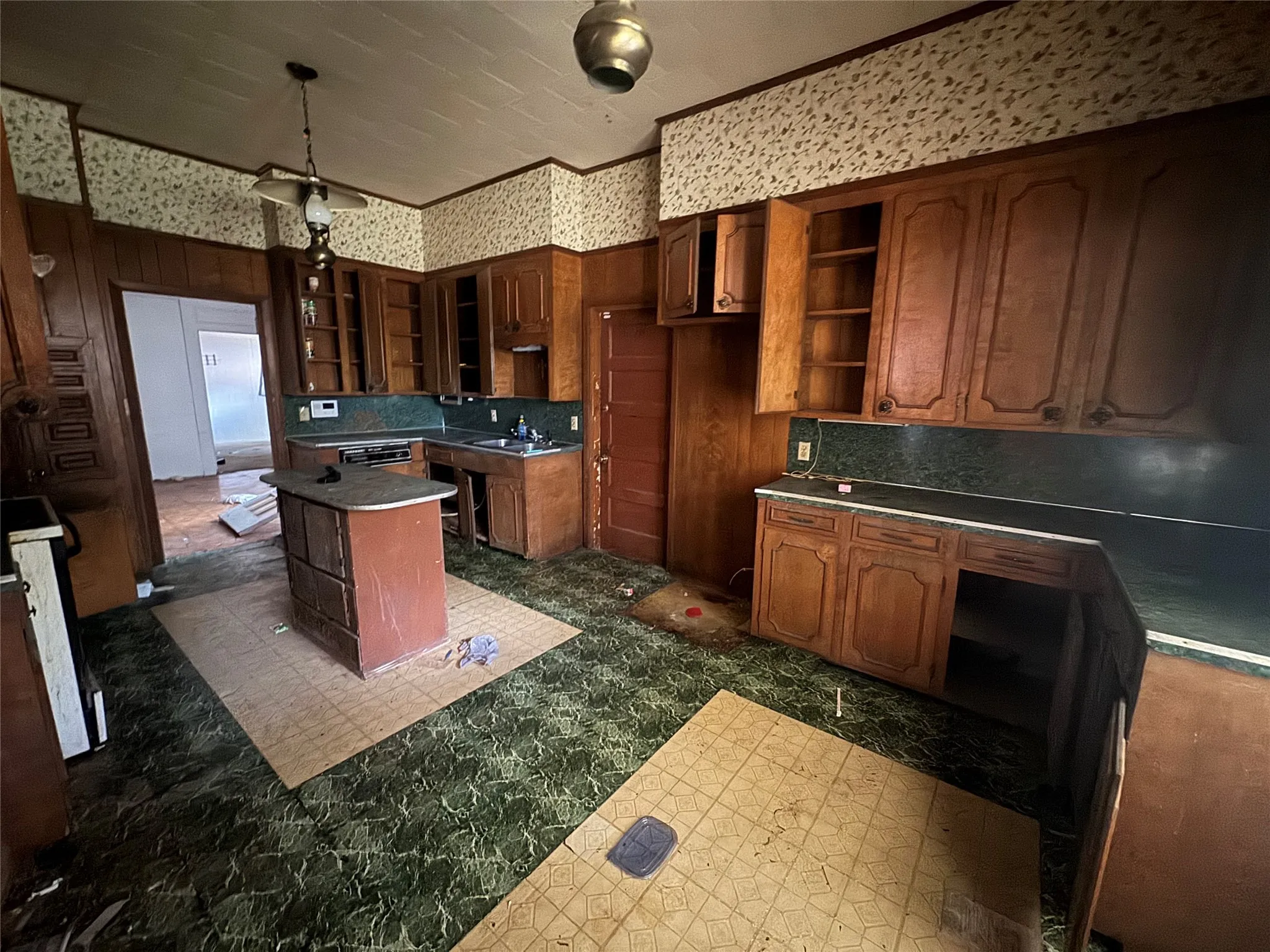 Single Family Residence For Sale in Angelina County , 521 N 1st Street, Lufkin, Texas 75901, 3 Bedrooms, 2 Bathrooms, Garage spaces, 2,330 Sqft, built in 1930, Price $80,000, mls#21161458, Real Estate Agent in Lufkin, Homes For Sale in Angelina county, Homes For Sale in Lufkin, Realtor in Lufkin Texas, Real Estate Brokerage Independent Realty Texas, Luminita Cordes Realtor