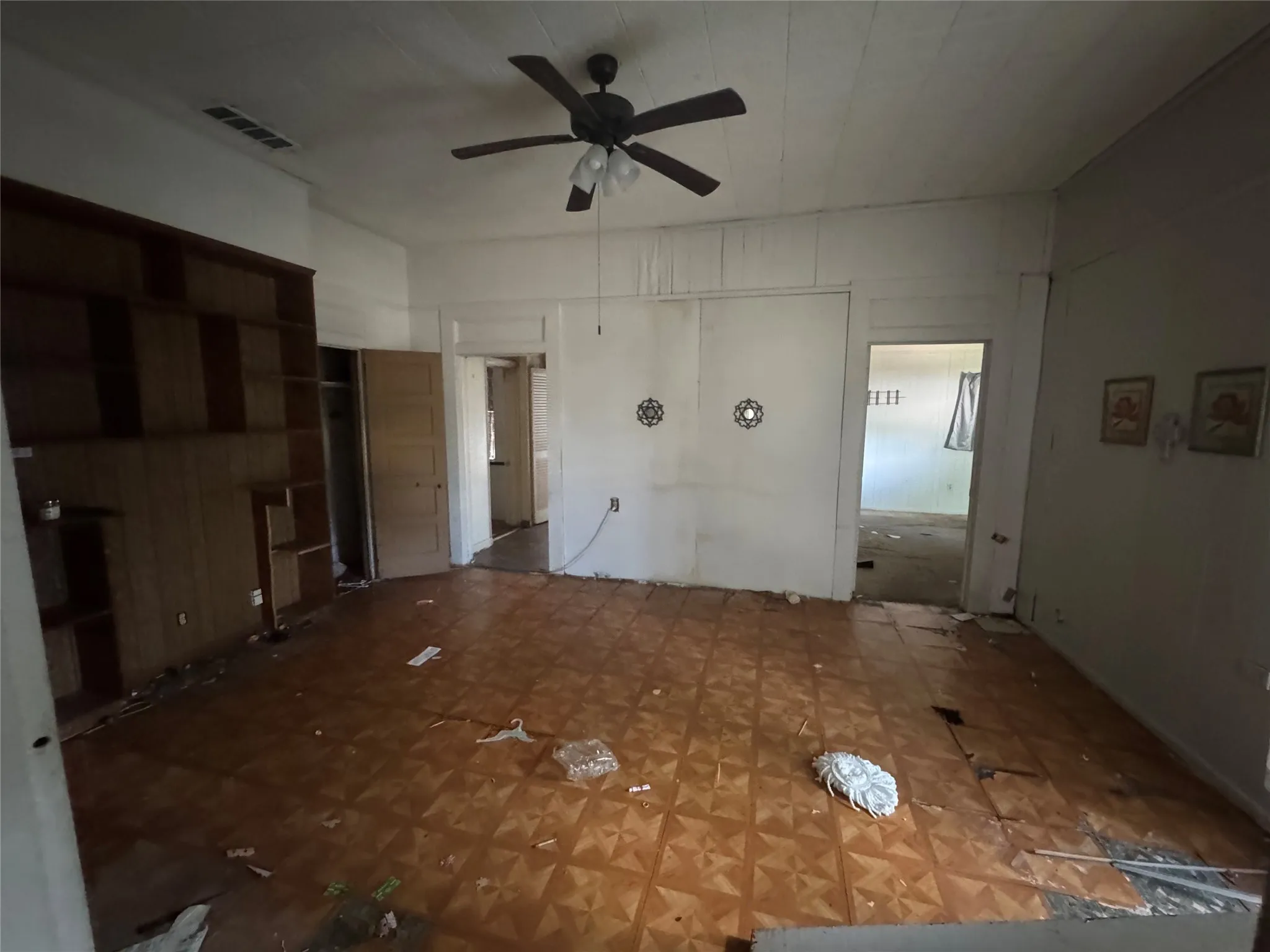 Single Family Residence For Sale in Angelina County , 521 N 1st Street, Lufkin, Texas 75901, 3 Bedrooms, 2 Bathrooms, Garage spaces, 2,330 Sqft, built in 1930, Price $80,000, mls#21161458, Real Estate Agent in Lufkin, Homes For Sale in Angelina county, Homes For Sale in Lufkin, Realtor in Lufkin Texas, Real Estate Brokerage Independent Realty Texas, Luminita Cordes Realtor