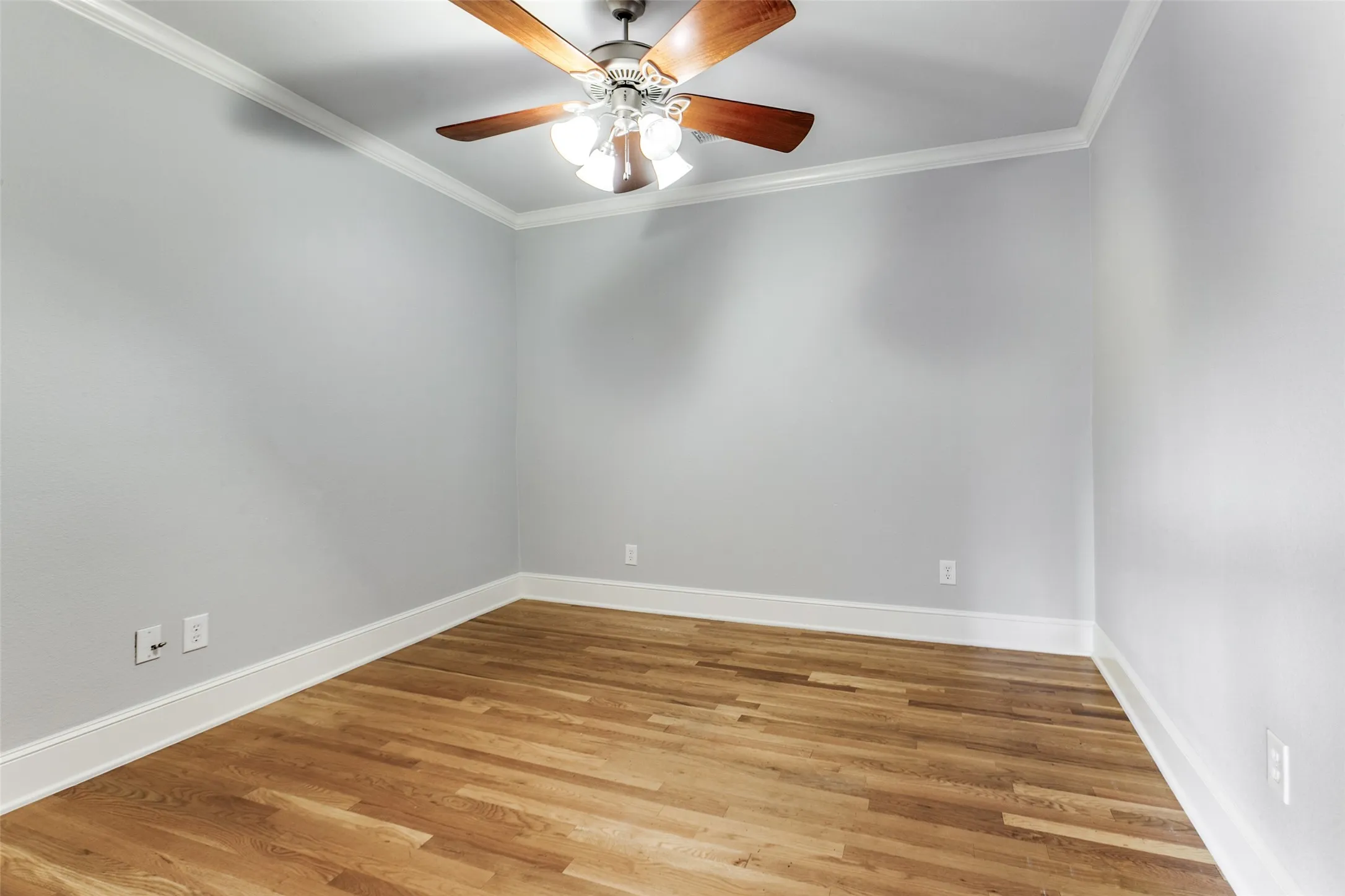 Condominium For Sale in Dallas County , 5055 Addison Circle 205, Addison, Texas 75001, 2 Bedroom, 2 Bathroom, 2 Garage spaces, 2,128 Sqft, built in 2000, Preowned, mls#21160354, Real Estate Agent in Addison, Homes For Sale in Dallas county, Homes For Sale in Addison, Realtor in Addison Texas, Real Estate Brokerage Independent Realty Texas, Luminita Cordes Realtor