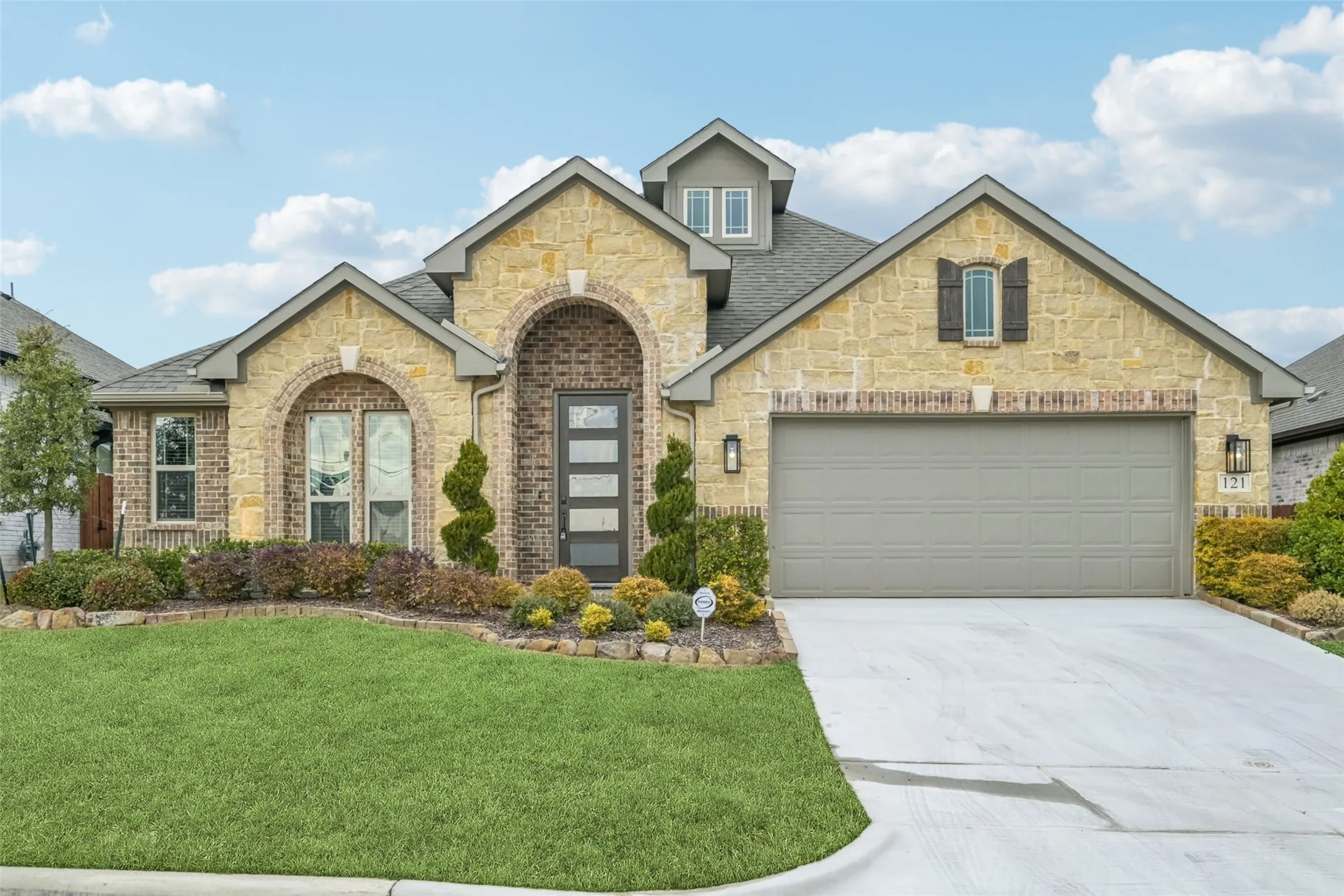 Single Family Residence For Sale in Dallas County , 121 Emperor Oak Court, Balch Springs, Texas 75181, 4 Bedroom, 3 Bathroom, 2 Garage spaces, 2,714 Sqft, built in 2022, Preowned, mls#21159176, Real Estate Agent in Balch Springs, Homes For Sale in Dallas county, Homes For Sale in Balch Springs, Realtor in Balch Springs Texas, Real Estate Brokerage Independent Realty Texas, Luminita Cordes Realtor