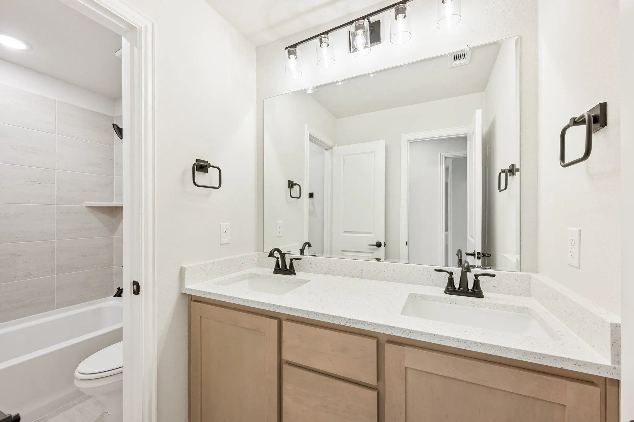 Single Family Residence For Sale in Collin County , 909 Willowbanks Drive, Josephine, Texas 75173, 4 Bedroom, 3 Bathroom, 3 Garage spaces, 2,759 Sqft, built in 2025, New Construction - Complete, mls#21161698, Real Estate Agent in Josephine, Homes For Sale in Collin county, Homes For Sale in Josephine, Realtor in Josephine Texas, Real Estate Brokerage Independent Realty Texas, Luminita Cordes Realtor