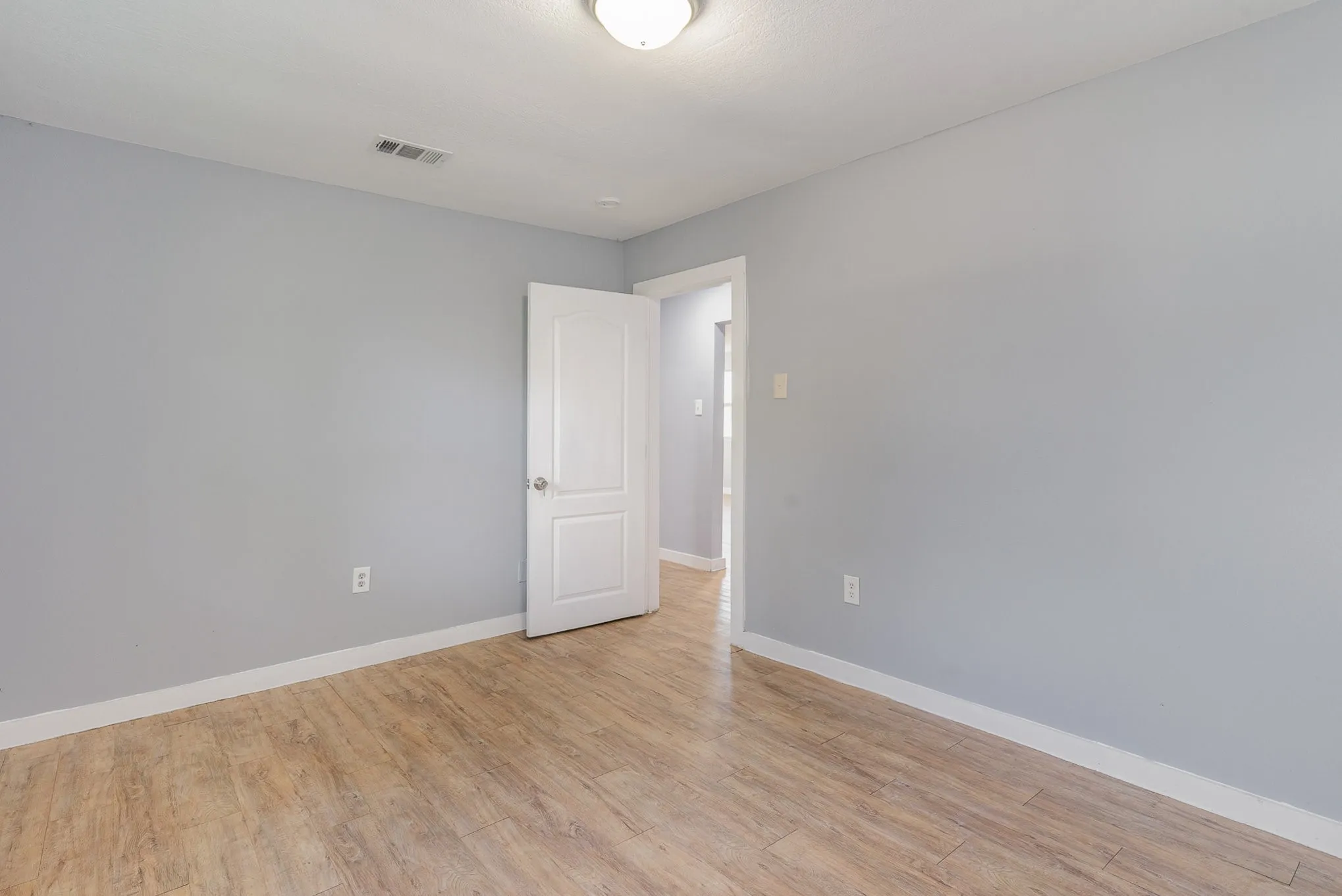 Single Family Residence For Rent in Dallas County , 4621 Owenwood Avenue, Dallas, Texas 75223, 4 Bedroom, 2 Bathroom, Garage spaces, 1,497 Sqft, built in 1940, mls#21161714, Real Estate Agent in Dallas, Homes For Rent in Dallas county, Homes For Rent in Dallas, Realtor in Dallas Texas, Real Estate Brokerage Independent Realty Texas, Luminita Cordes Realtor