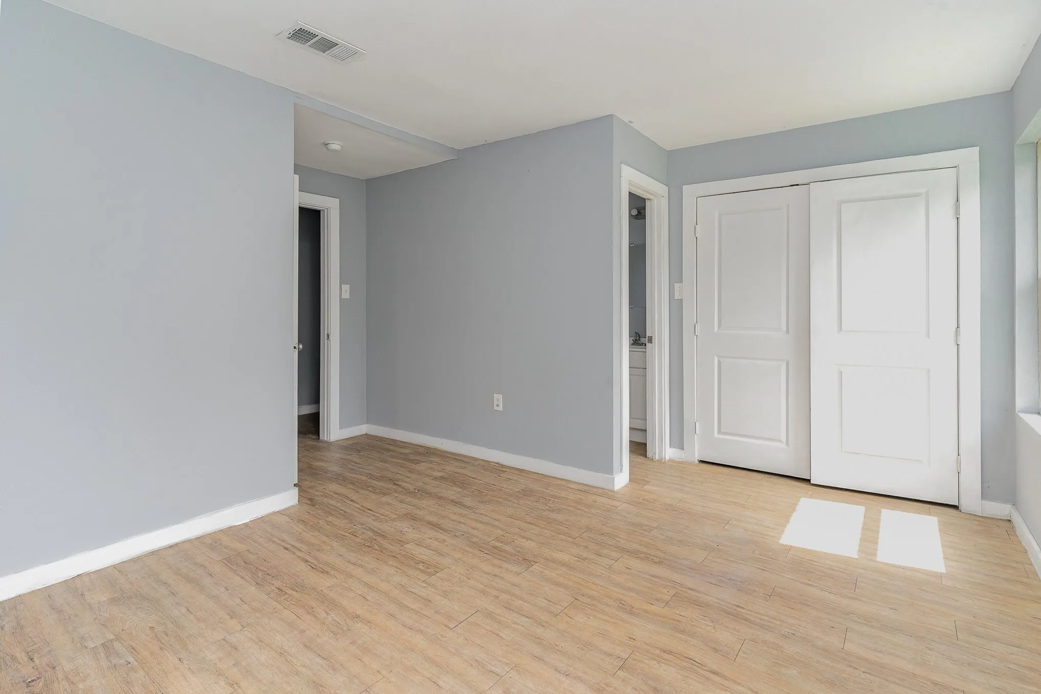 Single Family Residence For Rent in Dallas County , 4621 Owenwood Avenue, Dallas, Texas 75223, 4 Bedroom, 2 Bathroom, Garage spaces, 1,497 Sqft, built in 1940, mls#21161714, Real Estate Agent in Dallas, Homes For Rent in Dallas county, Homes For Rent in Dallas, Realtor in Dallas Texas, Real Estate Brokerage Independent Realty Texas, Luminita Cordes Realtor