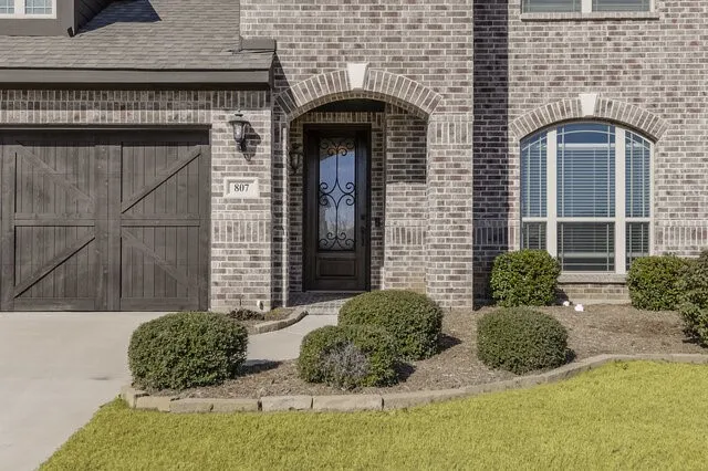 Such an elegant door beyond that landscaping. Let's open it and take a look inside.