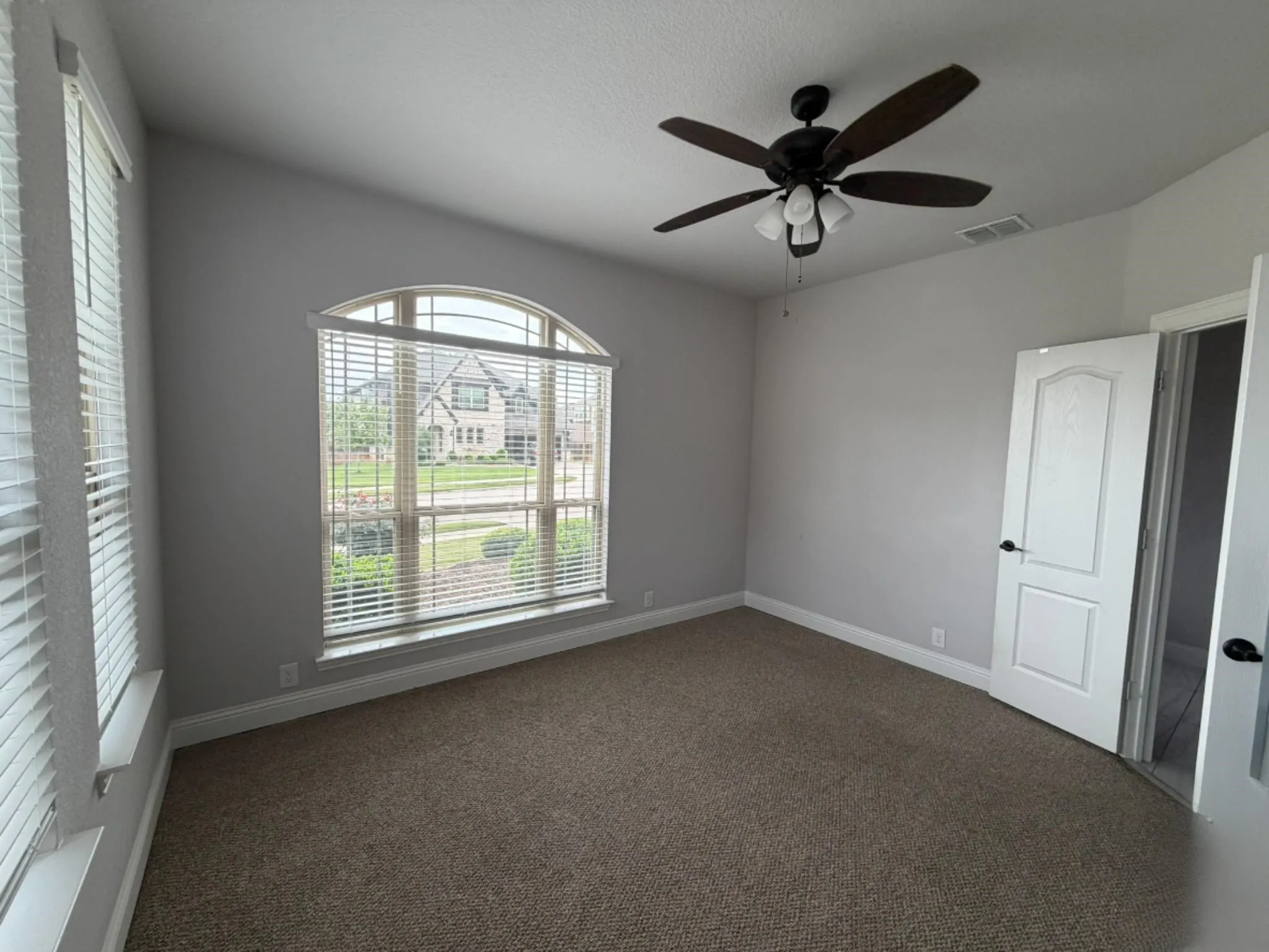 Front office (or 6th bedroom)