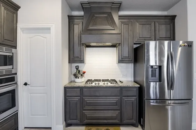 Look at that custom exhaust hood and tasteful backsplash spotlighting that gas cooktop. How fancy! Want to know what's behind that door over there? It's an impressive 10'x7' pantry.