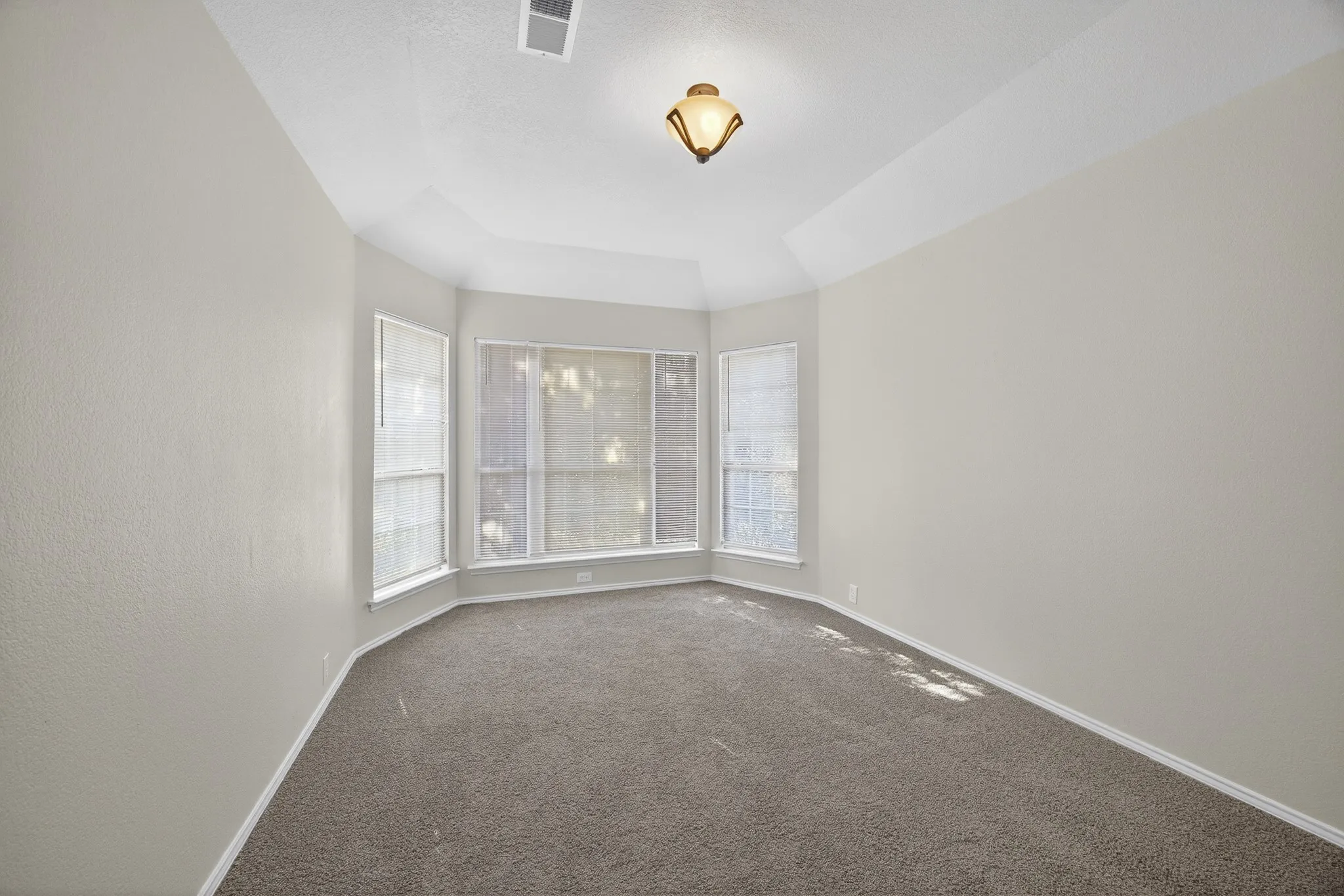 Single Family Residence For Sale in Collin County , 6116 Berkshire Road, Mc Kinney, Texas 75072, 4 Bedroom, 3 Bathroom, 2 Garage spaces, 2,403 Sqft, built in 2000, mls#21158097, Real Estate Agent in Mc Kinney, Homes For Sale in Collin county, Homes For Sale in Mc Kinney, Realtor in Mc Kinney Texas, Real Estate Brokerage Independent Realty Texas, Luminita Cordes Realtor