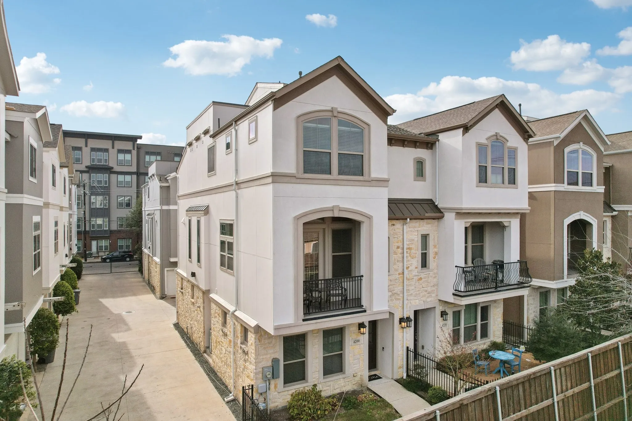 Townhouse For Sale in Dallas County , 4200 Boyer Place, Dallas, Texas 75219, 3 Bedrooms, 4 Bathrooms, 2 Garage spaces, 2,279 Sqft, built in 2017, Preowned, Price $725,000, mls#21161736, Real Estate Agent in Dallas, Homes For Sale in Dallas county, Homes For Sale in Dallas, Realtor in Dallas Texas, Real Estate Brokerage Independent Realty Texas, Luminita Cordes Realtor