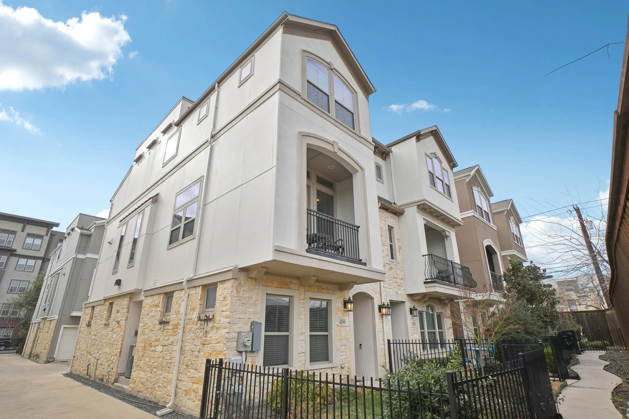 Townhouse For Sale in Dallas County , 4200 Boyer Place, Dallas, Texas 75219, 3 Bedrooms, 4 Bathrooms, 2 Garage spaces, 2,279 Sqft, built in 2017, Preowned, Price $725,000, mls#21161736, Real Estate Agent in Dallas, Homes For Sale in Dallas county, Homes For Sale in Dallas, Realtor in Dallas Texas, Real Estate Brokerage Independent Realty Texas, Luminita Cordes Realtor