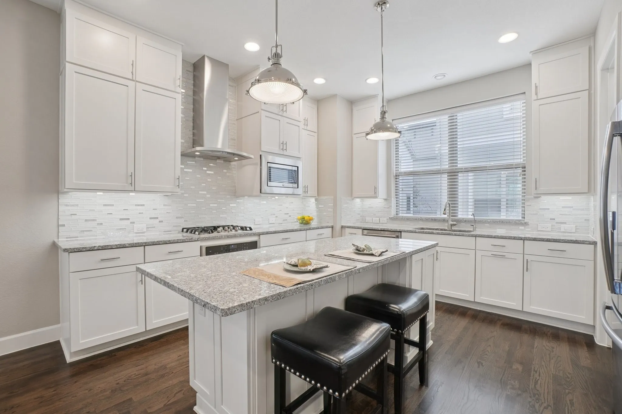 Townhouse For Sale in Dallas County , 4200 Boyer Place, Dallas, Texas 75219, 3 Bedrooms, 4 Bathrooms, 2 Garage spaces, 2,279 Sqft, built in 2017, Preowned, Price $725,000, mls#21161736, Real Estate Agent in Dallas, Homes For Sale in Dallas county, Homes For Sale in Dallas, Realtor in Dallas Texas, Real Estate Brokerage Independent Realty Texas, Luminita Cordes Realtor