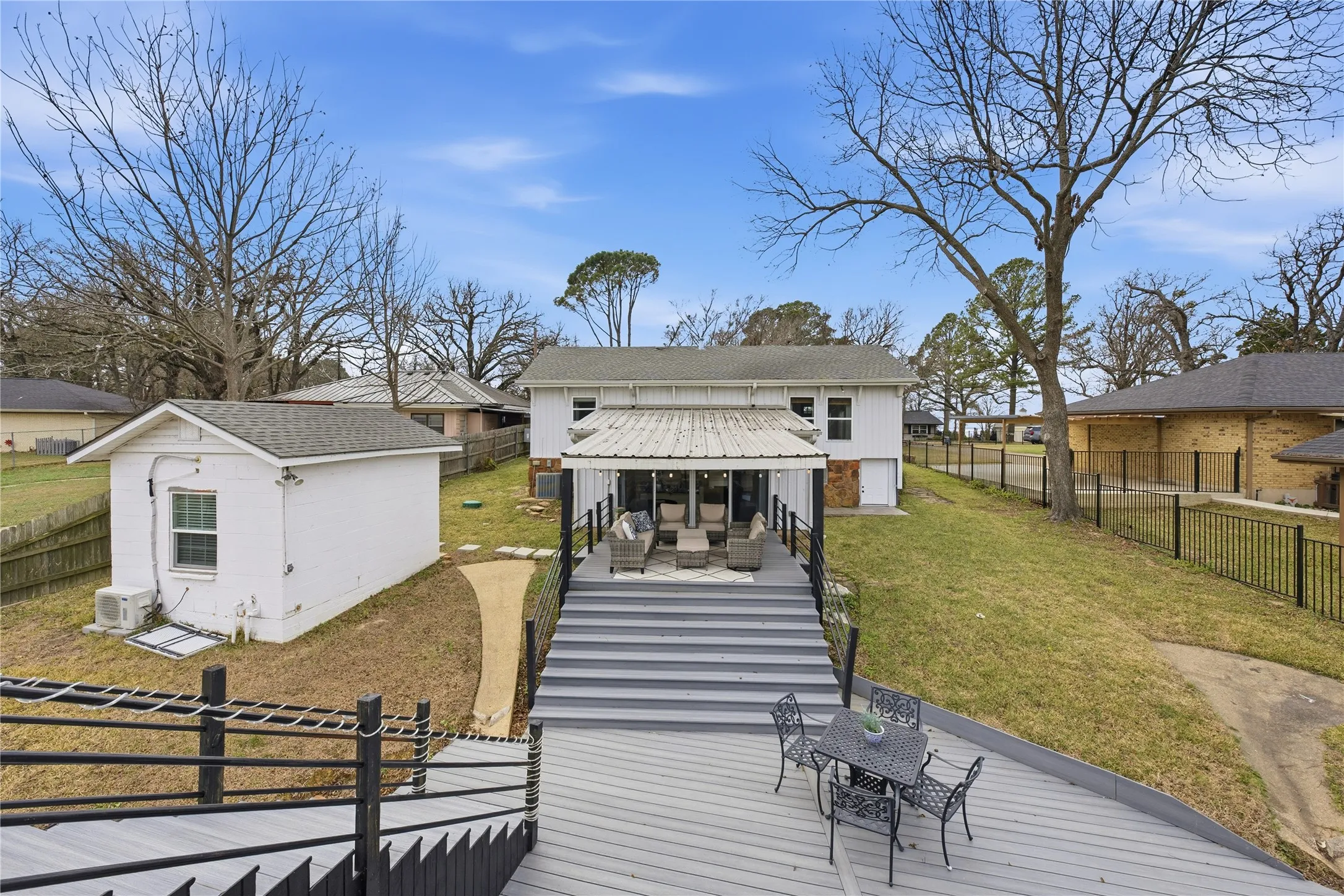 Single Family Residence For Sale in Henderson County , 126 Maples Trail, Mabank, Texas 75156, 4 Bedroom, 4 Bathroom, Garage spaces, 2,096 Sqft, built in 1967, Preowned, mls#21160358, Real Estate Agent in Mabank, Homes For Sale in Henderson county, Homes For Sale in Mabank, Realtor in Mabank Texas, Real Estate Brokerage Independent Realty Texas, Luminita Cordes Realtor