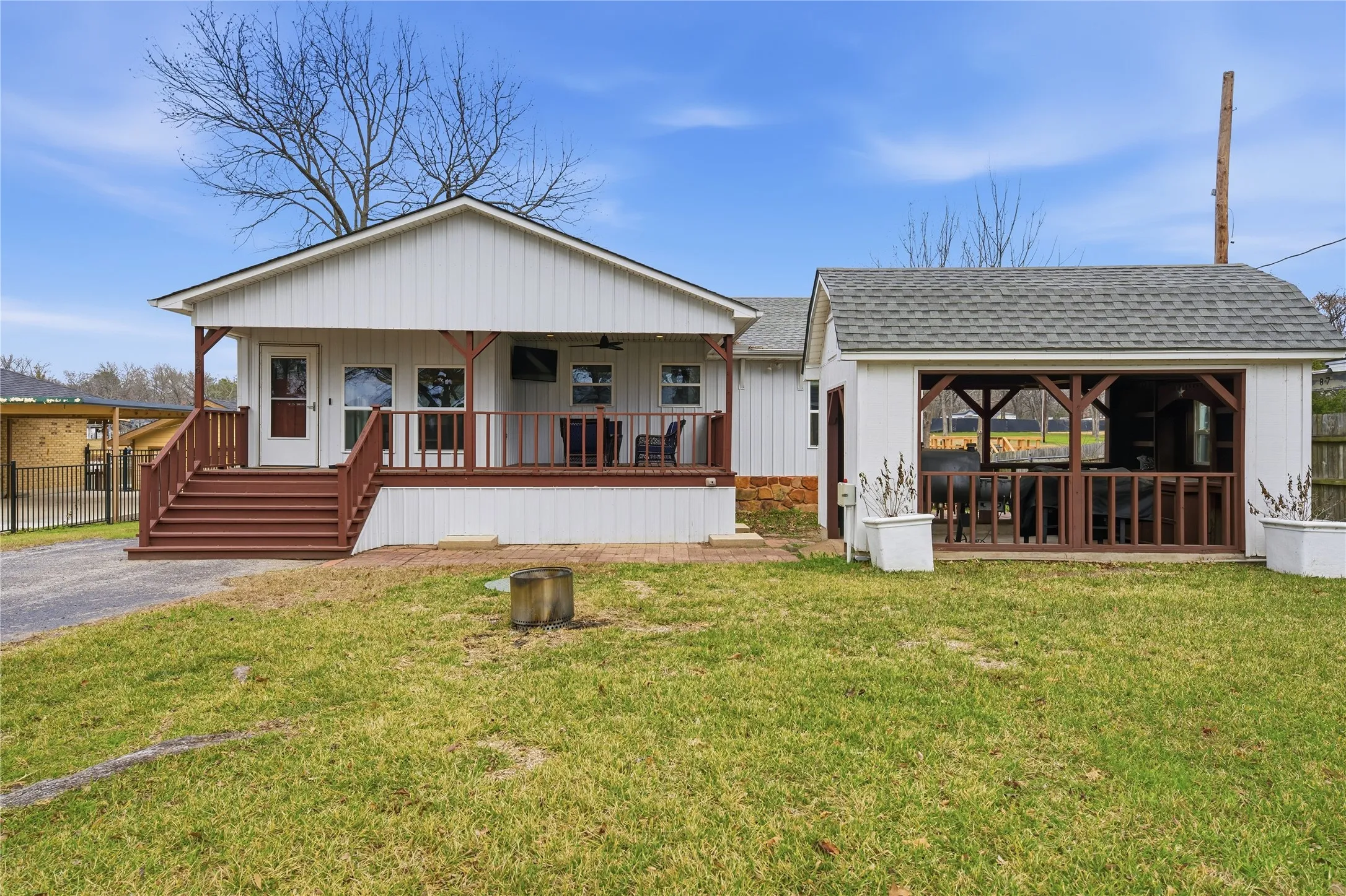 Single Family Residence For Sale in Henderson County , 126 Maples Trail, Mabank, Texas 75156, 4 Bedroom, 4 Bathroom, Garage spaces, 2,096 Sqft, built in 1967, Preowned, mls#21160358, Real Estate Agent in Mabank, Homes For Sale in Henderson county, Homes For Sale in Mabank, Realtor in Mabank Texas, Real Estate Brokerage Independent Realty Texas, Luminita Cordes Realtor