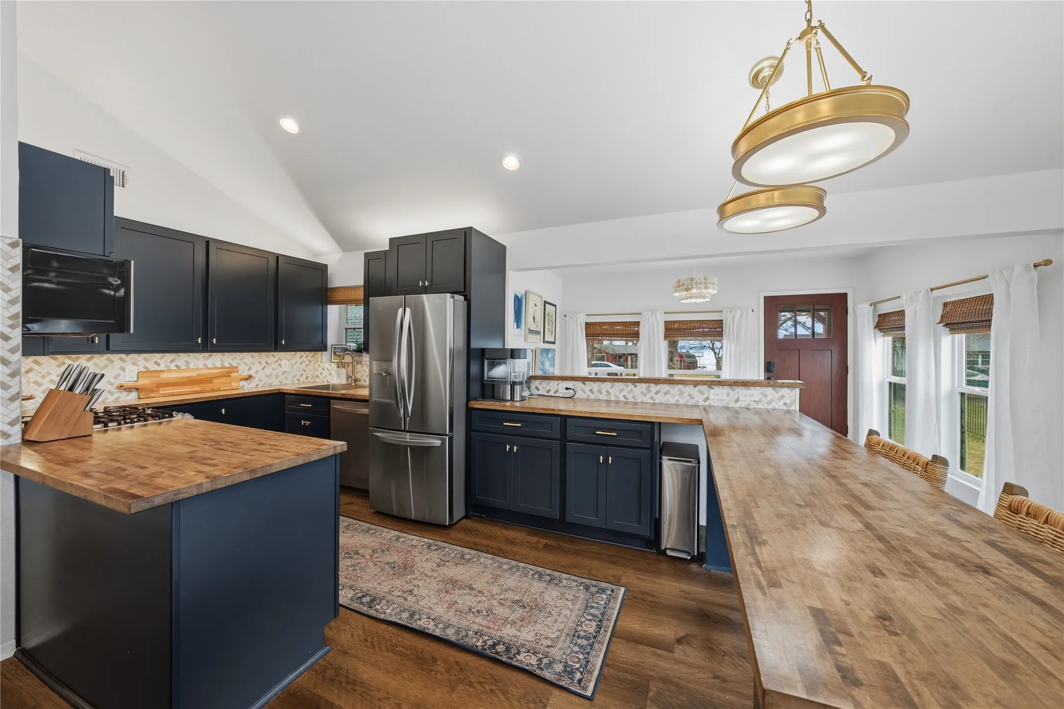 Single Family Residence For Sale in Henderson County , 126 Maples Trail, Mabank, Texas 75156, 4 Bedroom, 4 Bathroom, Garage spaces, 2,096 Sqft, built in 1967, Preowned, mls#21160358, Real Estate Agent in Mabank, Homes For Sale in Henderson county, Homes For Sale in Mabank, Realtor in Mabank Texas, Real Estate Brokerage Independent Realty Texas, Luminita Cordes Realtor