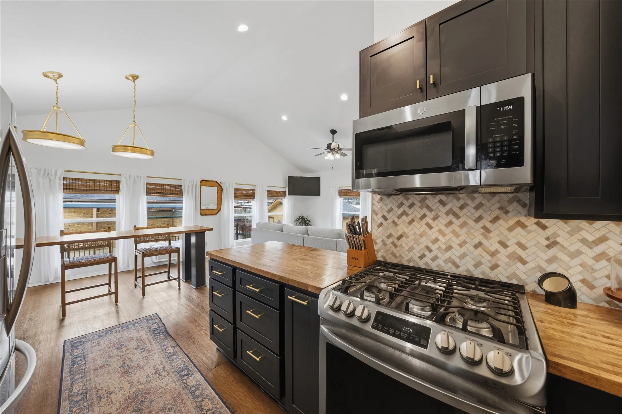 Single Family Residence For Sale in Henderson County , 126 Maples Trail, Mabank, Texas 75156, 4 Bedroom, 4 Bathroom, Garage spaces, 2,096 Sqft, built in 1967, Preowned, mls#21160358, Real Estate Agent in Mabank, Homes For Sale in Henderson county, Homes For Sale in Mabank, Realtor in Mabank Texas, Real Estate Brokerage Independent Realty Texas, Luminita Cordes Realtor