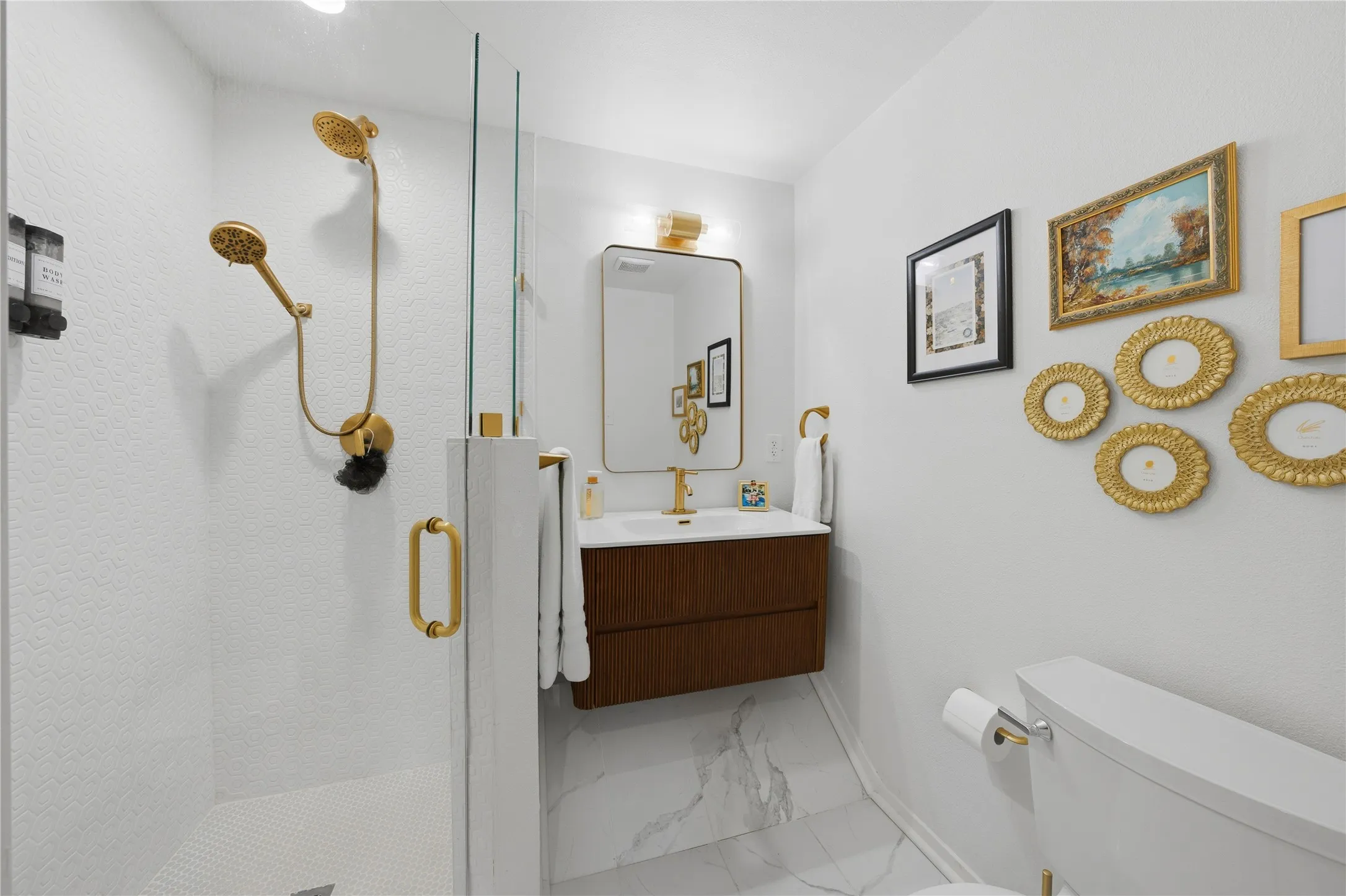 Single Family Residence For Sale in Henderson County , 126 Maples Trail, Mabank, Texas 75156, 4 Bedroom, 4 Bathroom, Garage spaces, 2,096 Sqft, built in 1967, Preowned, mls#21160358, Real Estate Agent in Mabank, Homes For Sale in Henderson county, Homes For Sale in Mabank, Realtor in Mabank Texas, Real Estate Brokerage Independent Realty Texas, Luminita Cordes Realtor