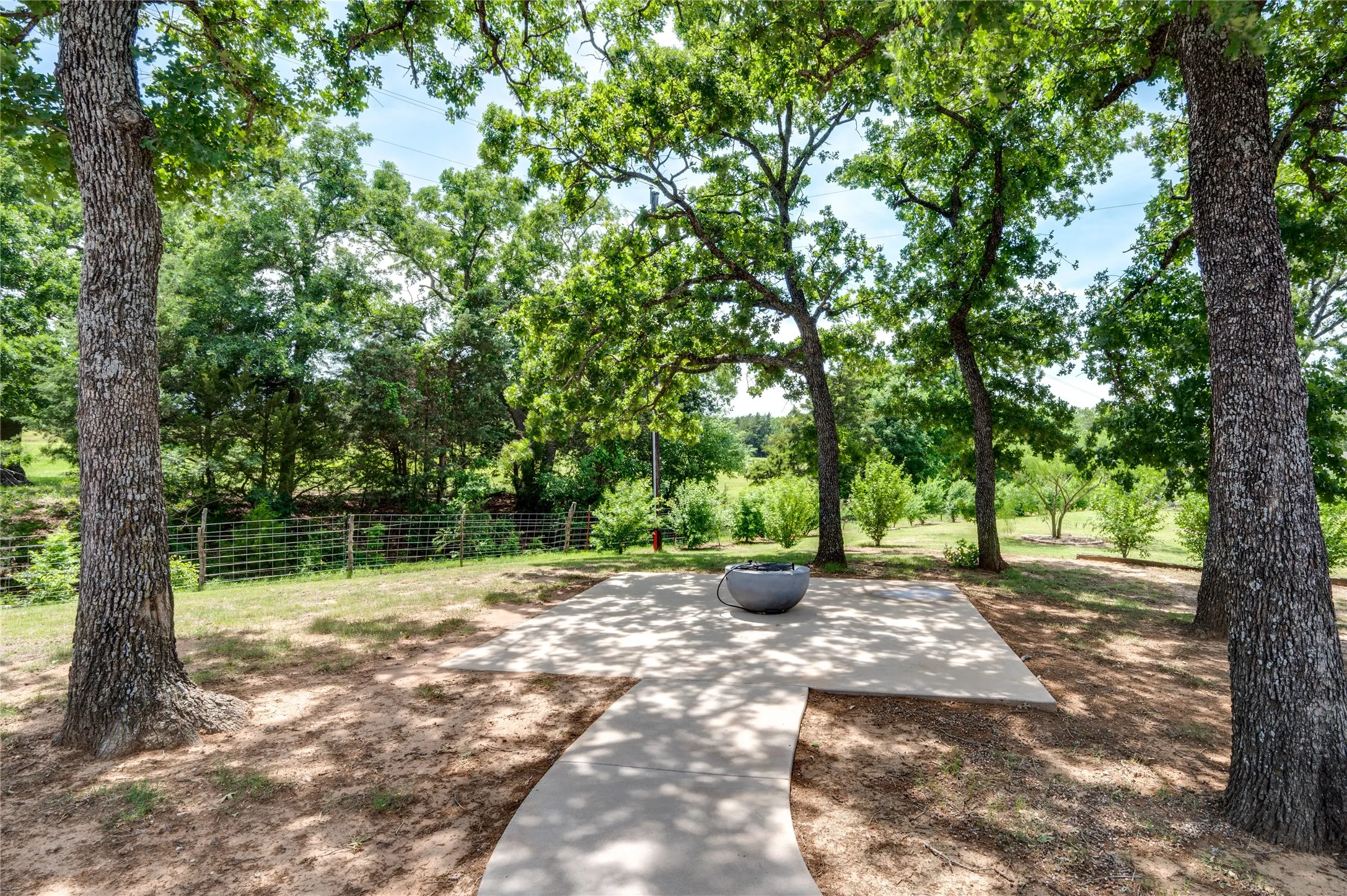 Single Family Residence For Sale in Cooke County , 11776 E US Highway 82, Whitesboro, Texas 76273, 3 Bedroom, 3 Bathroom, 2 Garage spaces, 2,476 Sqft, built in 2021, Preowned, mls#21157110, Real Estate Agent in Whitesboro, Homes For Sale in Cooke county, Homes For Sale in Whitesboro, Realtor in Whitesboro Texas, Real Estate Brokerage Independent Realty Texas, Luminita Cordes Realtor