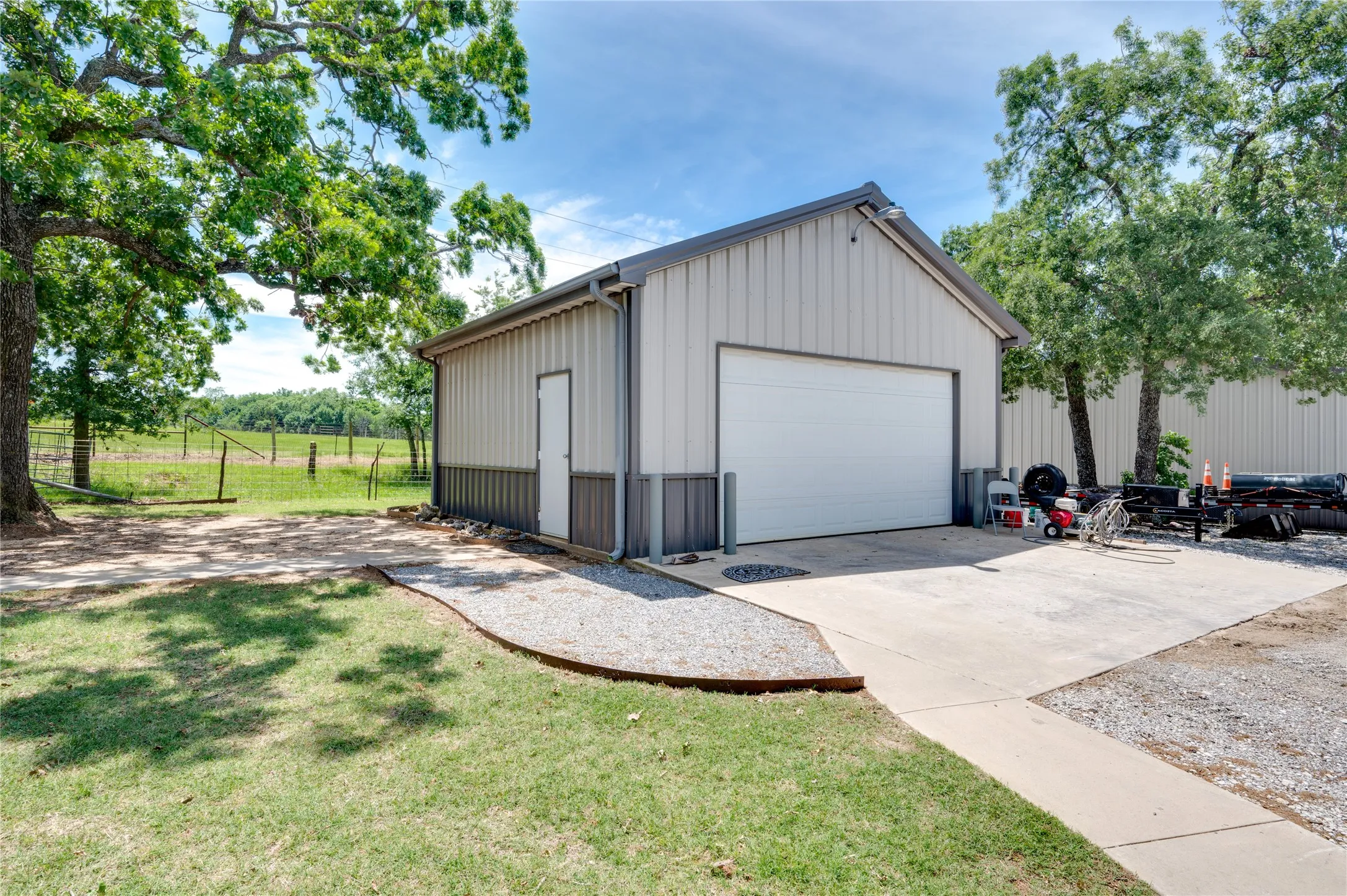 Single Family Residence For Sale in Cooke County , 11776 E US Highway 82, Whitesboro, Texas 76273, 3 Bedroom, 3 Bathroom, 2 Garage spaces, 2,476 Sqft, built in 2021, Preowned, mls#21157110, Real Estate Agent in Whitesboro, Homes For Sale in Cooke county, Homes For Sale in Whitesboro, Realtor in Whitesboro Texas, Real Estate Brokerage Independent Realty Texas, Luminita Cordes Realtor