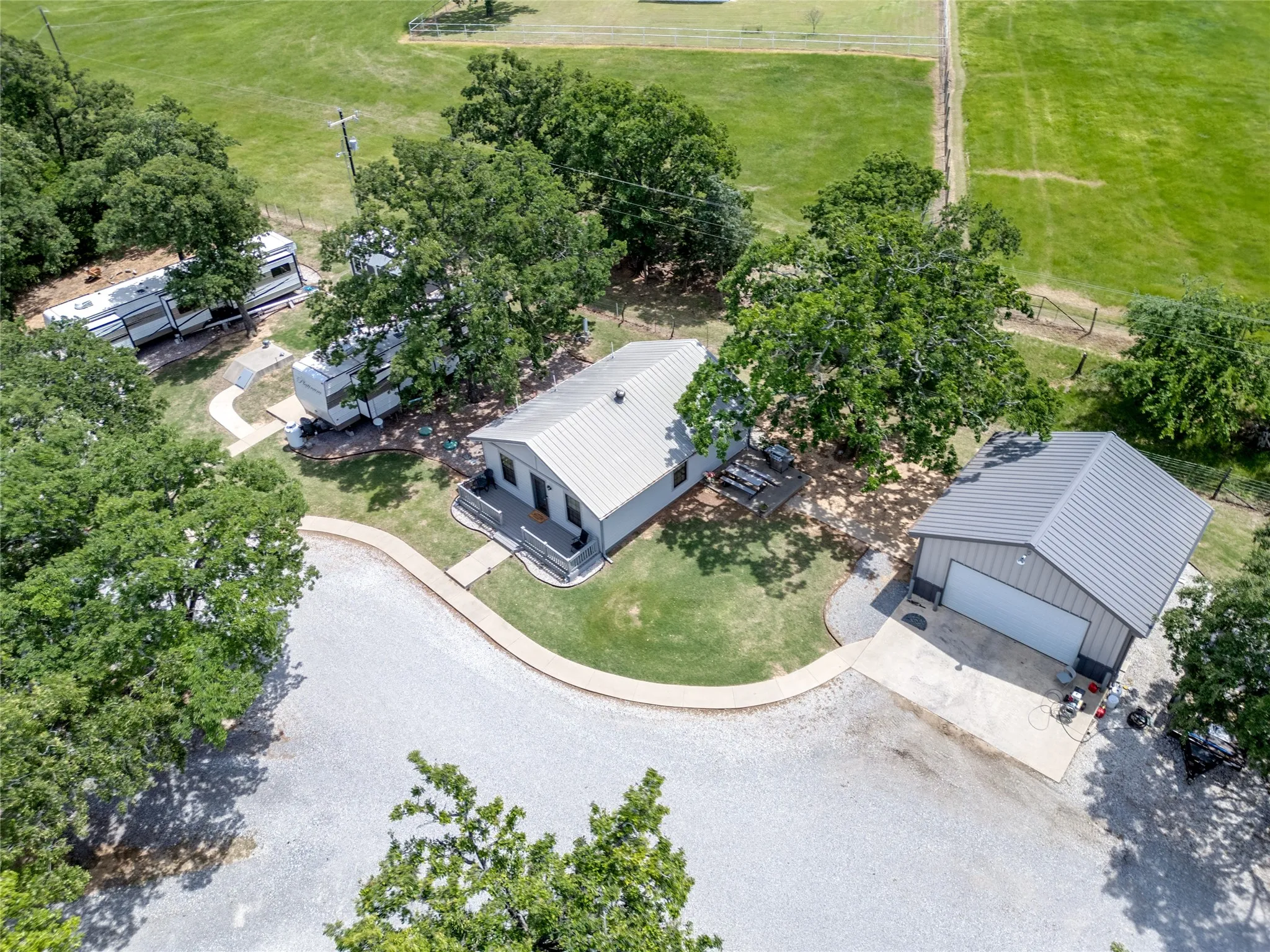 Single Family Residence For Sale in Cooke County , 11776 E US Highway 82, Whitesboro, Texas 76273, 3 Bedroom, 3 Bathroom, 2 Garage spaces, 2,476 Sqft, built in 2021, Preowned, mls#21157110, Real Estate Agent in Whitesboro, Homes For Sale in Cooke county, Homes For Sale in Whitesboro, Realtor in Whitesboro Texas, Real Estate Brokerage Independent Realty Texas, Luminita Cordes Realtor