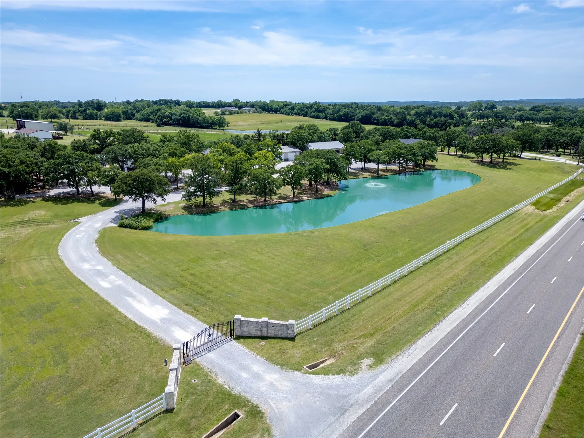 Single Family Residence For Sale in Cooke County , 11776 E US Highway 82, Whitesboro, Texas 76273, 3 Bedroom, 3 Bathroom, 2 Garage spaces, 2,476 Sqft, built in 2021, Preowned, mls#21157110, Real Estate Agent in Whitesboro, Homes For Sale in Cooke county, Homes For Sale in Whitesboro, Realtor in Whitesboro Texas, Real Estate Brokerage Independent Realty Texas, Luminita Cordes Realtor