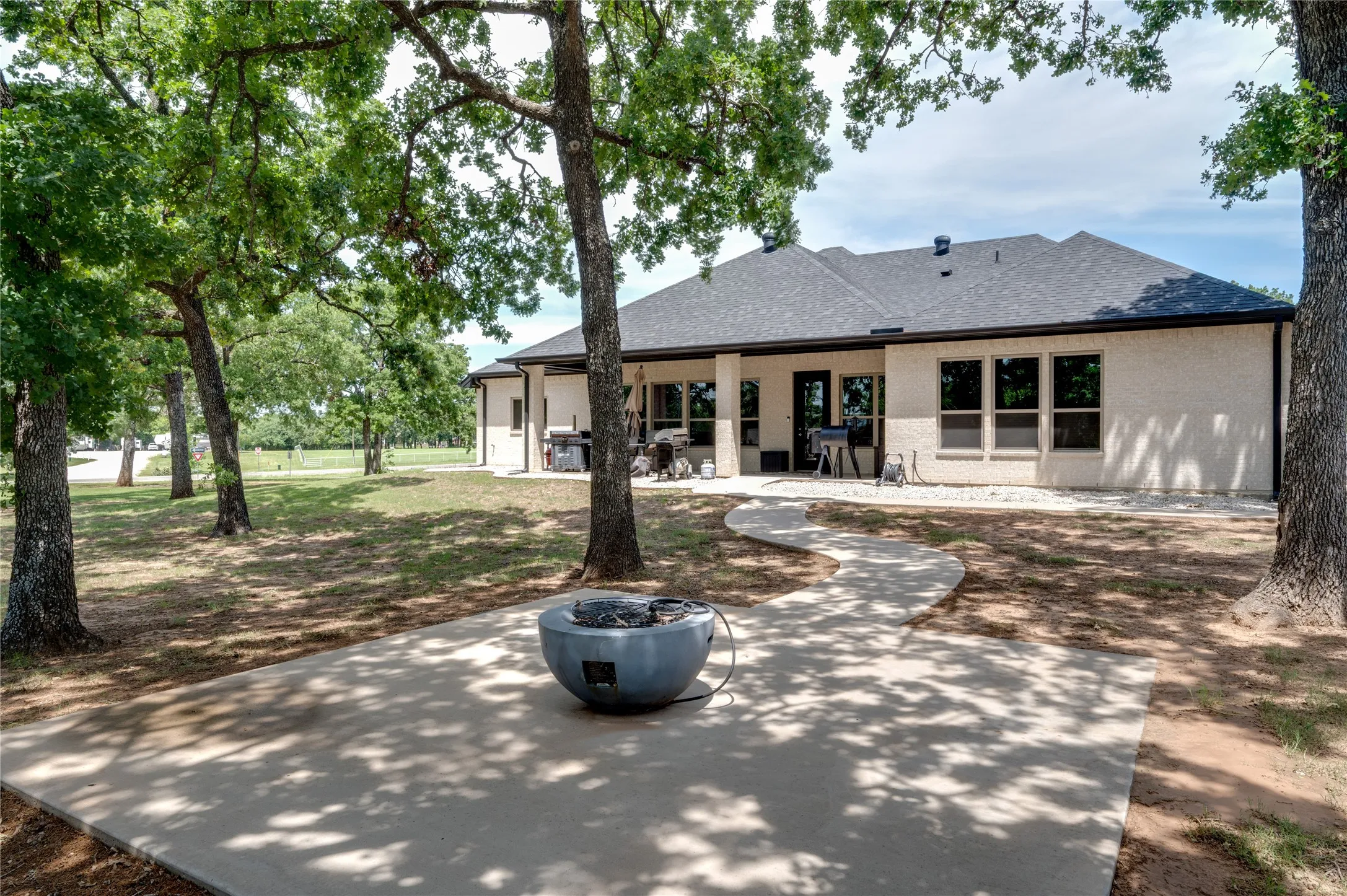 Single Family Residence For Sale in Cooke County , 11776 E US Highway 82, Whitesboro, Texas 76273, 3 Bedroom, 3 Bathroom, 2 Garage spaces, 2,476 Sqft, built in 2021, Preowned, mls#21157110, Real Estate Agent in Whitesboro, Homes For Sale in Cooke county, Homes For Sale in Whitesboro, Realtor in Whitesboro Texas, Real Estate Brokerage Independent Realty Texas, Luminita Cordes Realtor