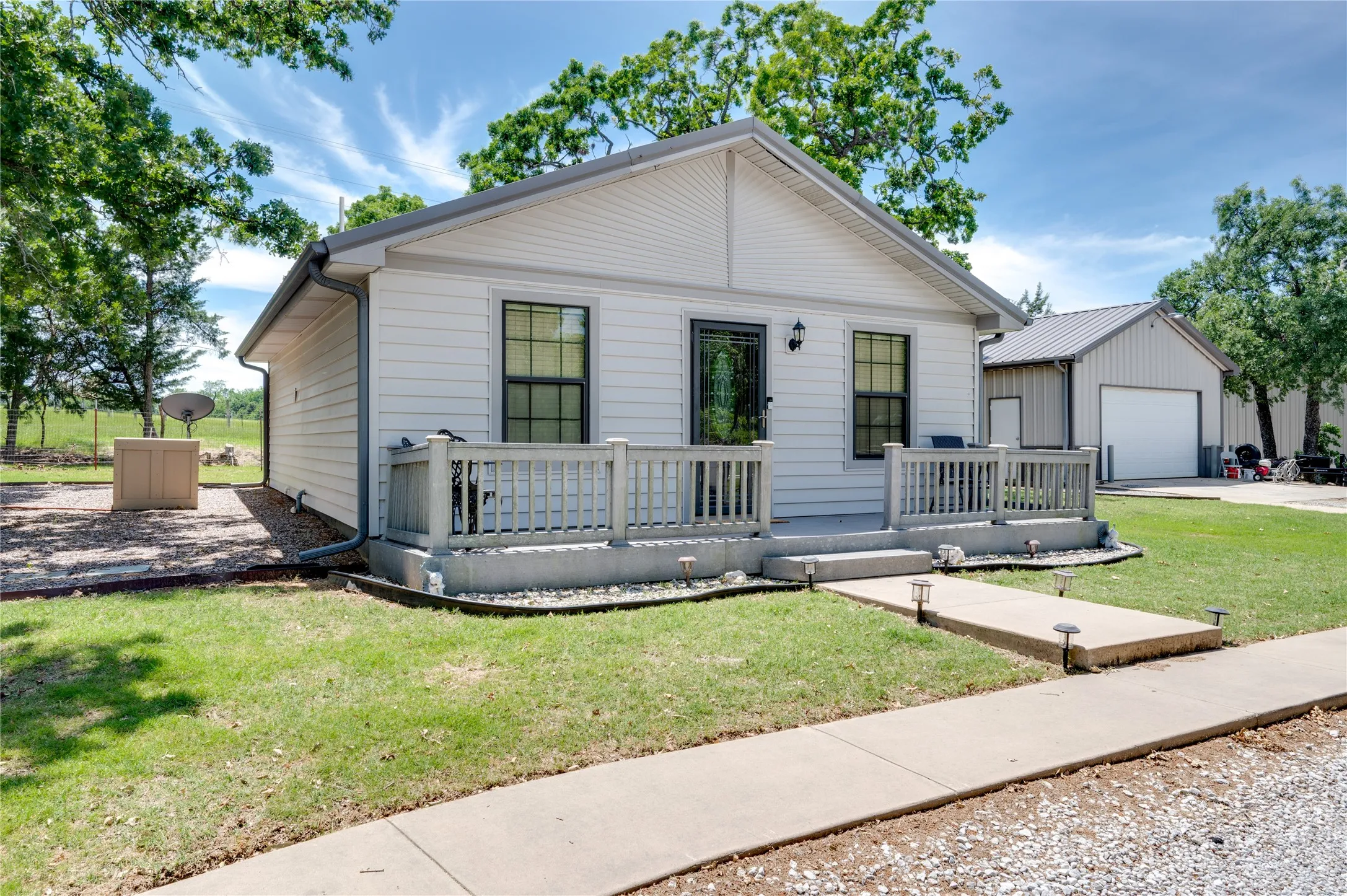 Single Family Residence For Sale in Cooke County , 11776 E US Highway 82, Whitesboro, Texas 76273, 3 Bedroom, 3 Bathroom, 2 Garage spaces, 2,476 Sqft, built in 2021, Preowned, mls#21157110, Real Estate Agent in Whitesboro, Homes For Sale in Cooke county, Homes For Sale in Whitesboro, Realtor in Whitesboro Texas, Real Estate Brokerage Independent Realty Texas, Luminita Cordes Realtor