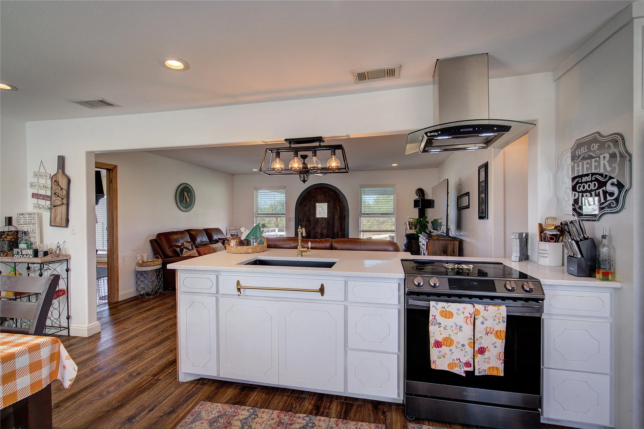 Single Family Residence For Sale in Hopkins County , 3974 Texas Highway 11 C E, Sulphur Springs, Texas 75482, 3 Bedroom, 2 Bathroom, 2 Garage spaces, 1,417 Sqft, built in 1949, Preowned, mls#21149989, Real Estate Agent in Sulphur Springs, Homes For Sale in Hopkins county, Homes For Sale in Sulphur Springs, Realtor in Sulphur Springs Texas, Real Estate Brokerage Independent Realty Texas, Luminita Cordes Realtor