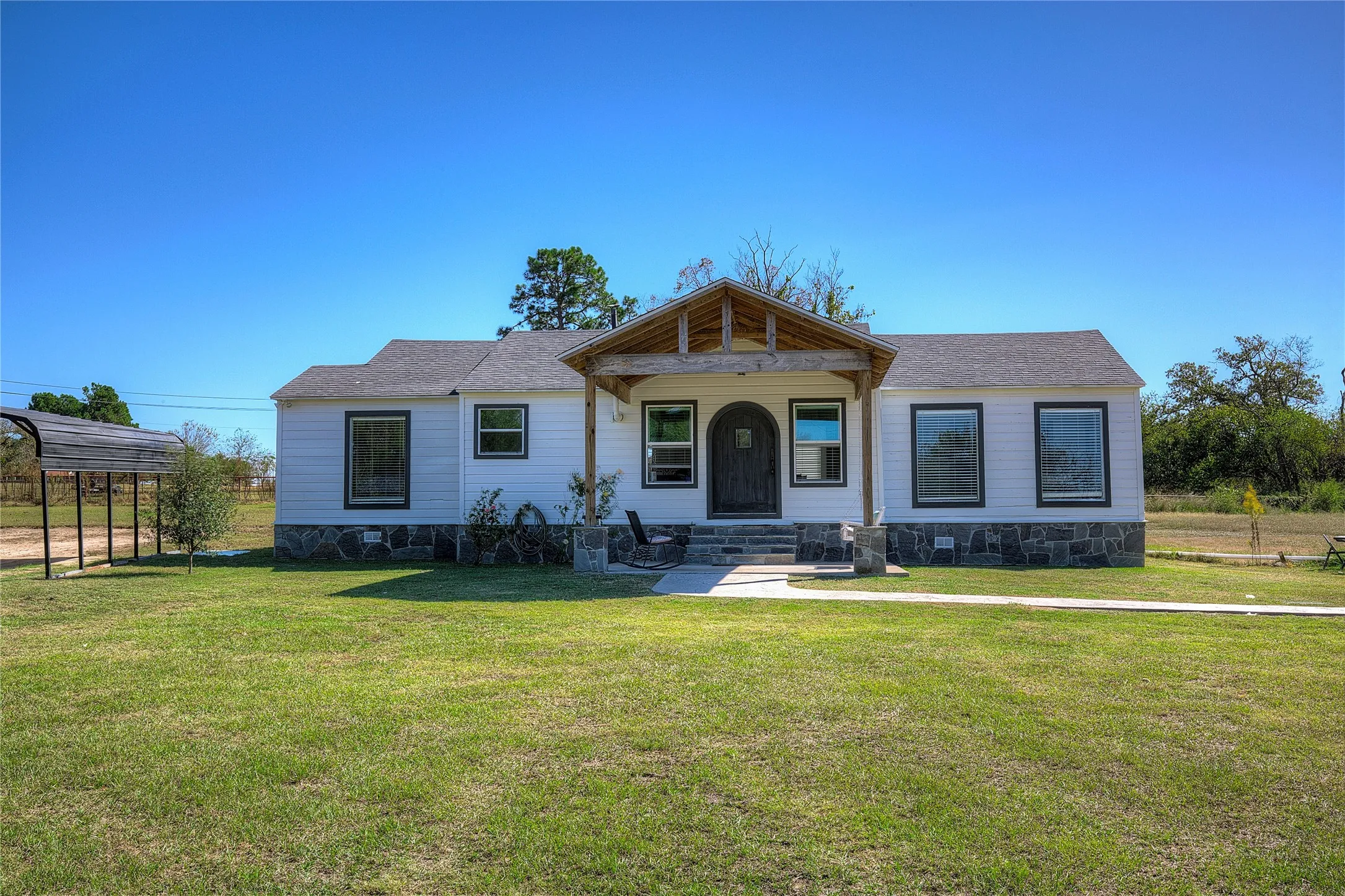 Single Family Residence For Sale in Hopkins County , 3974 Texas Highway 11 C E, Sulphur Springs, Texas 75482, 3 Bedroom, 2 Bathroom, 2 Garage spaces, 1,417 Sqft, built in 1949, Preowned, mls#21149989, Real Estate Agent in Sulphur Springs, Homes For Sale in Hopkins county, Homes For Sale in Sulphur Springs, Realtor in Sulphur Springs Texas, Real Estate Brokerage Independent Realty Texas, Luminita Cordes Realtor