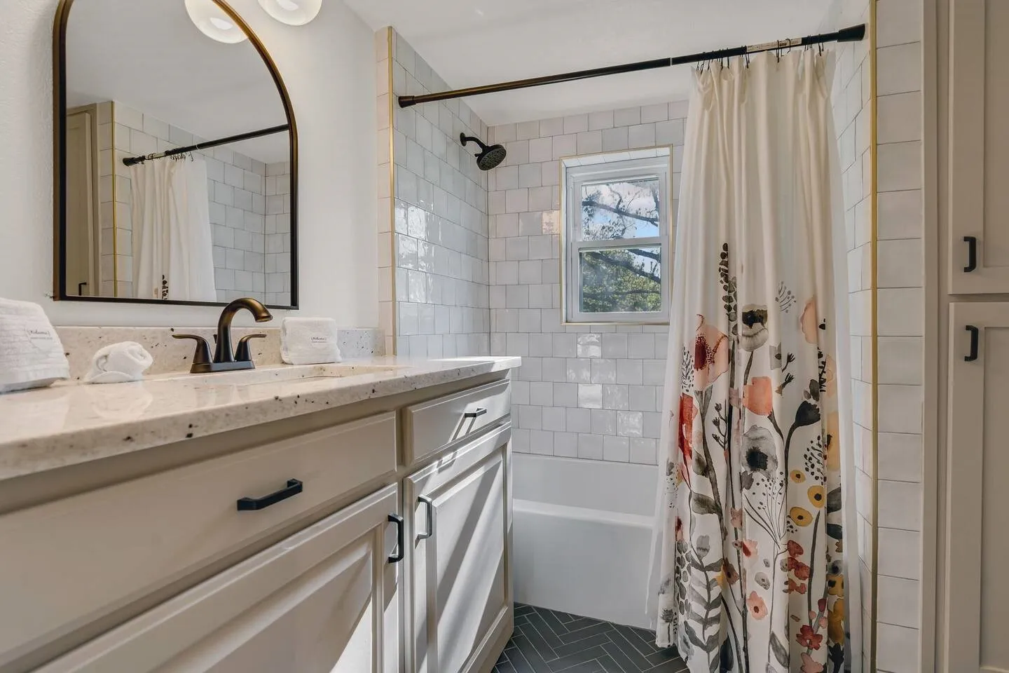 Single Family Residence For Sale in Denton County , 4918 Farris Road, Denton, Texas 76208, 5 Bedroom, 4 Bathroom, Garage spaces, 2,650 Sqft, built in 1960, Price $539,000, mls#21162361, Real Estate Agent in Denton, Homes For Sale in Denton county, Homes For Sale in Denton, Realtor in Denton Texas, Real Estate Brokerage Independent Realty Texas, Luminita Cordes Realtor