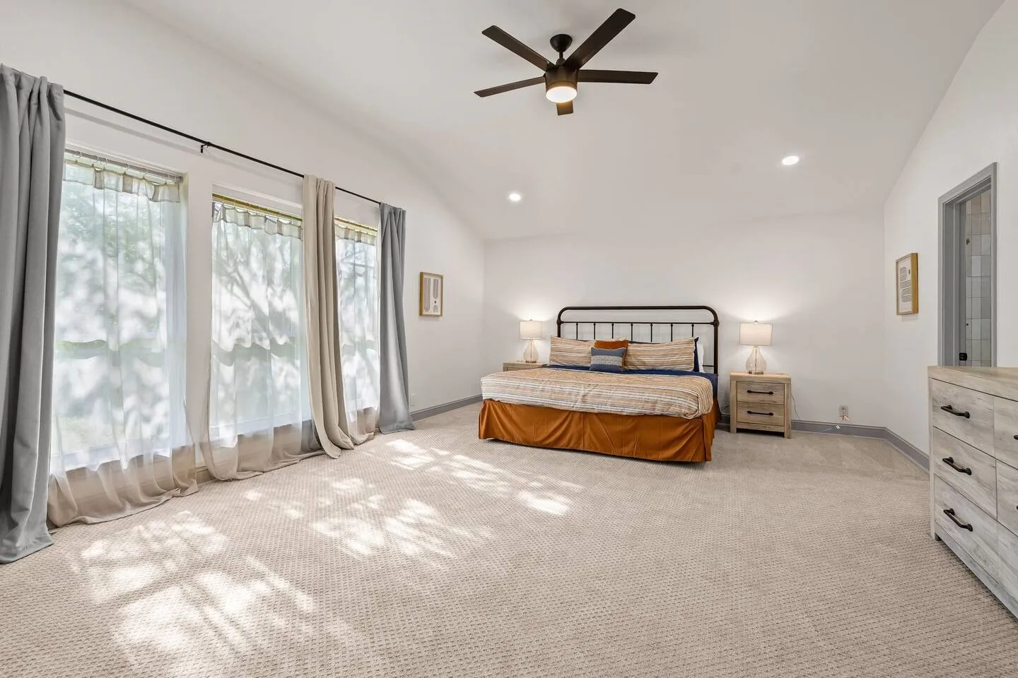 Single Family Residence For Sale in Denton County , 4918 Farris Road, Denton, Texas 76208, 5 Bedroom, 4 Bathroom, Garage spaces, 2,650 Sqft, built in 1960, Price $539,000, mls#21162361, Real Estate Agent in Denton, Homes For Sale in Denton county, Homes For Sale in Denton, Realtor in Denton Texas, Real Estate Brokerage Independent Realty Texas, Luminita Cordes Realtor