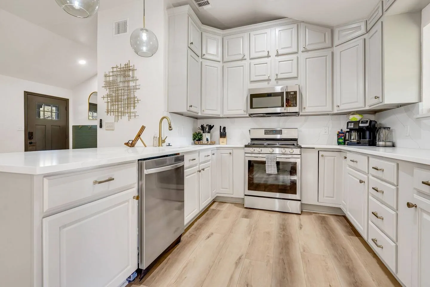 Single Family Residence For Sale in Denton County , 4918 Farris Road, Denton, Texas 76208, 5 Bedroom, 4 Bathroom, Garage spaces, 2,650 Sqft, built in 1960, Price $539,000, mls#21162361, Real Estate Agent in Denton, Homes For Sale in Denton county, Homes For Sale in Denton, Realtor in Denton Texas, Real Estate Brokerage Independent Realty Texas, Luminita Cordes Realtor