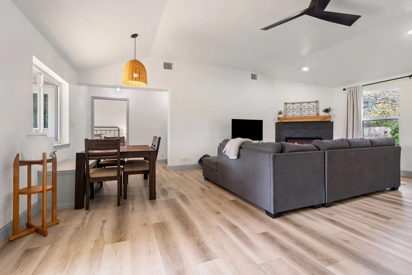 Single Family Residence For Sale in Denton County , 4918 Farris Road, Denton, Texas 76208, 5 Bedroom, 4 Bathroom, Garage spaces, 2,650 Sqft, built in 1960, Price $539,000, mls#21162361, Real Estate Agent in Denton, Homes For Sale in Denton county, Homes For Sale in Denton, Realtor in Denton Texas, Real Estate Brokerage Independent Realty Texas, Luminita Cordes Realtor