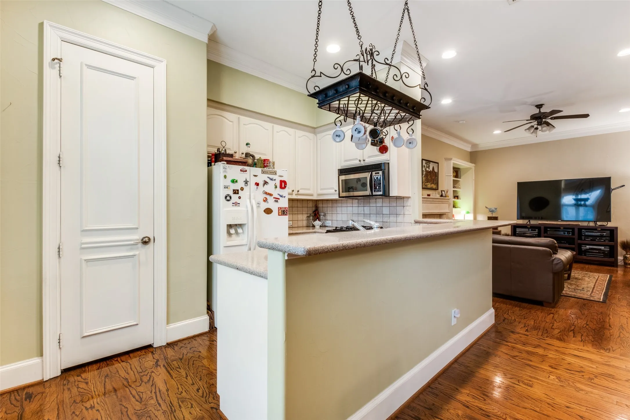 Townhouse For Sale in Dallas County , 4007 Bowser Avenue D, Dallas, Texas 75219, 2 Bedroom, 3 Bathroom, 2 Garage spaces, 1,810 Sqft, built in 2001, Preowned, mls#21158249, Real Estate Agent in Dallas, Homes For Sale in Dallas county, Homes For Sale in Dallas, Realtor in Dallas Texas, Real Estate Brokerage Independent Realty Texas, Luminita Cordes Realtor