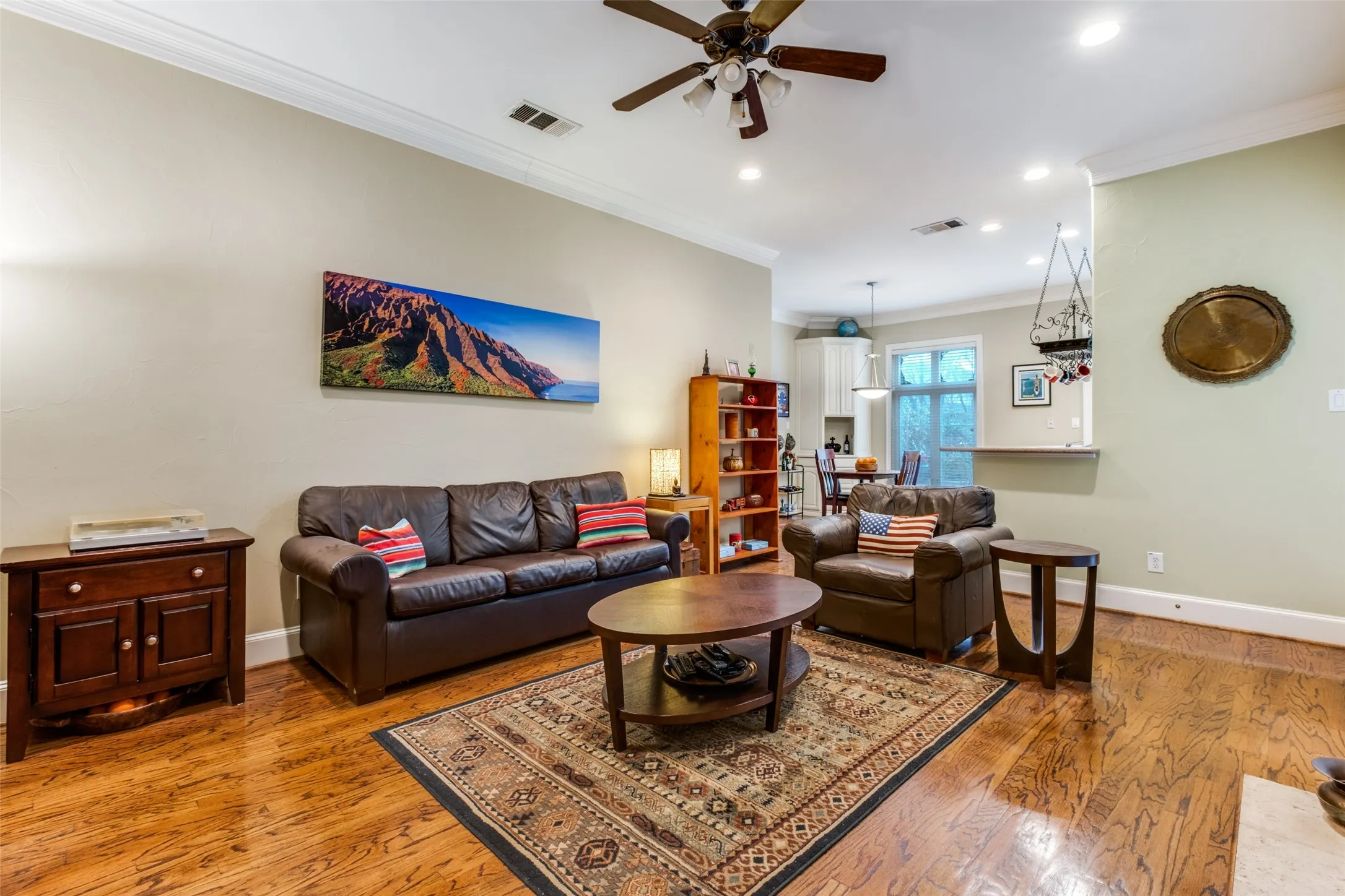 Townhouse For Sale in Dallas County , 4007 Bowser Avenue D, Dallas, Texas 75219, 2 Bedroom, 3 Bathroom, 2 Garage spaces, 1,810 Sqft, built in 2001, Preowned, mls#21158249, Real Estate Agent in Dallas, Homes For Sale in Dallas county, Homes For Sale in Dallas, Realtor in Dallas Texas, Real Estate Brokerage Independent Realty Texas, Luminita Cordes Realtor