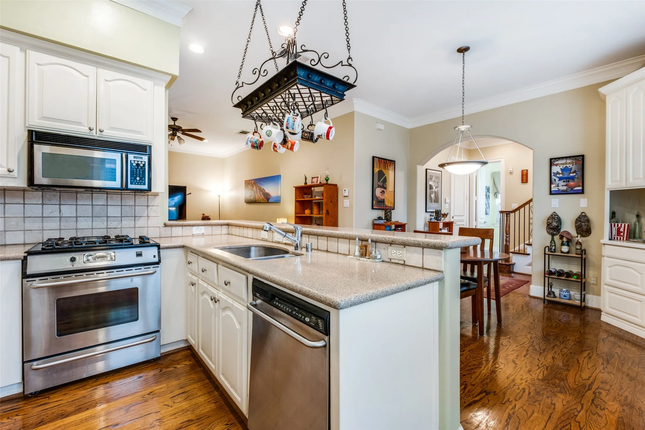 Townhouse For Sale in Dallas County , 4007 Bowser Avenue D, Dallas, Texas 75219, 2 Bedroom, 3 Bathroom, 2 Garage spaces, 1,810 Sqft, built in 2001, Preowned, mls#21158249, Real Estate Agent in Dallas, Homes For Sale in Dallas county, Homes For Sale in Dallas, Realtor in Dallas Texas, Real Estate Brokerage Independent Realty Texas, Luminita Cordes Realtor