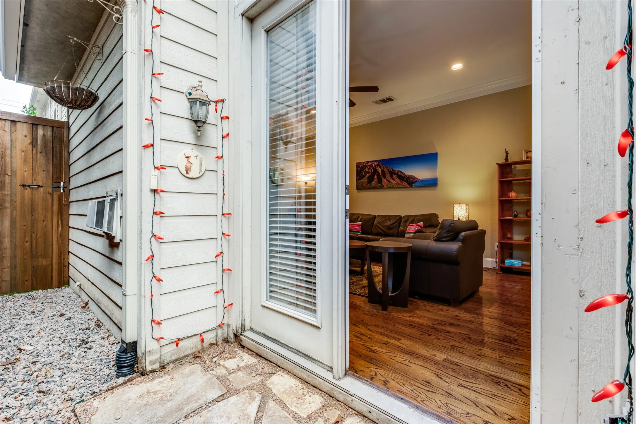 Townhouse For Sale in Dallas County , 4007 Bowser Avenue D, Dallas, Texas 75219, 2 Bedroom, 3 Bathroom, 2 Garage spaces, 1,810 Sqft, built in 2001, Preowned, mls#21158249, Real Estate Agent in Dallas, Homes For Sale in Dallas county, Homes For Sale in Dallas, Realtor in Dallas Texas, Real Estate Brokerage Independent Realty Texas, Luminita Cordes Realtor