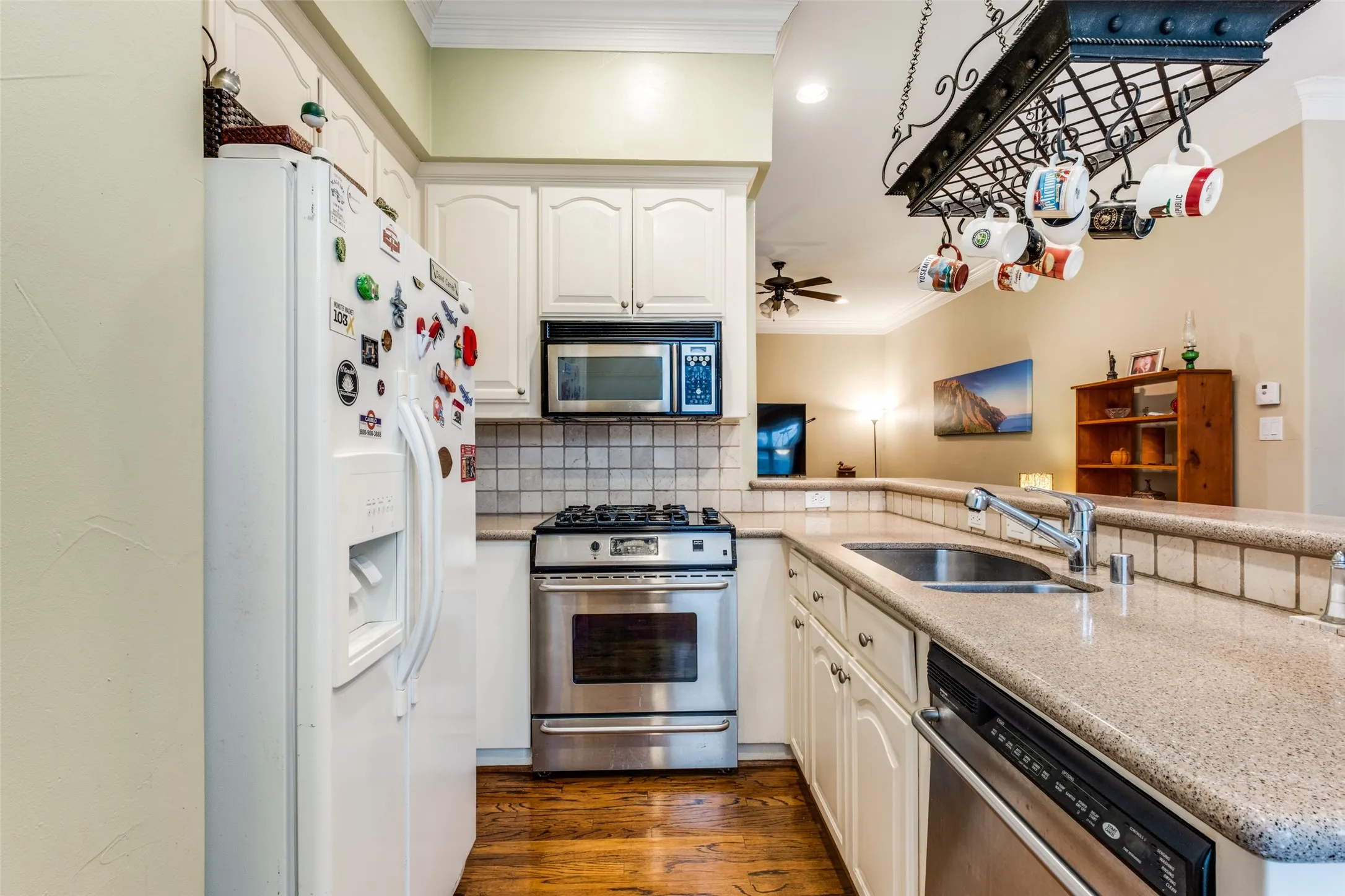 Townhouse For Sale in Dallas County , 4007 Bowser Avenue D, Dallas, Texas 75219, 2 Bedroom, 3 Bathroom, 2 Garage spaces, 1,810 Sqft, built in 2001, Preowned, mls#21158249, Real Estate Agent in Dallas, Homes For Sale in Dallas county, Homes For Sale in Dallas, Realtor in Dallas Texas, Real Estate Brokerage Independent Realty Texas, Luminita Cordes Realtor